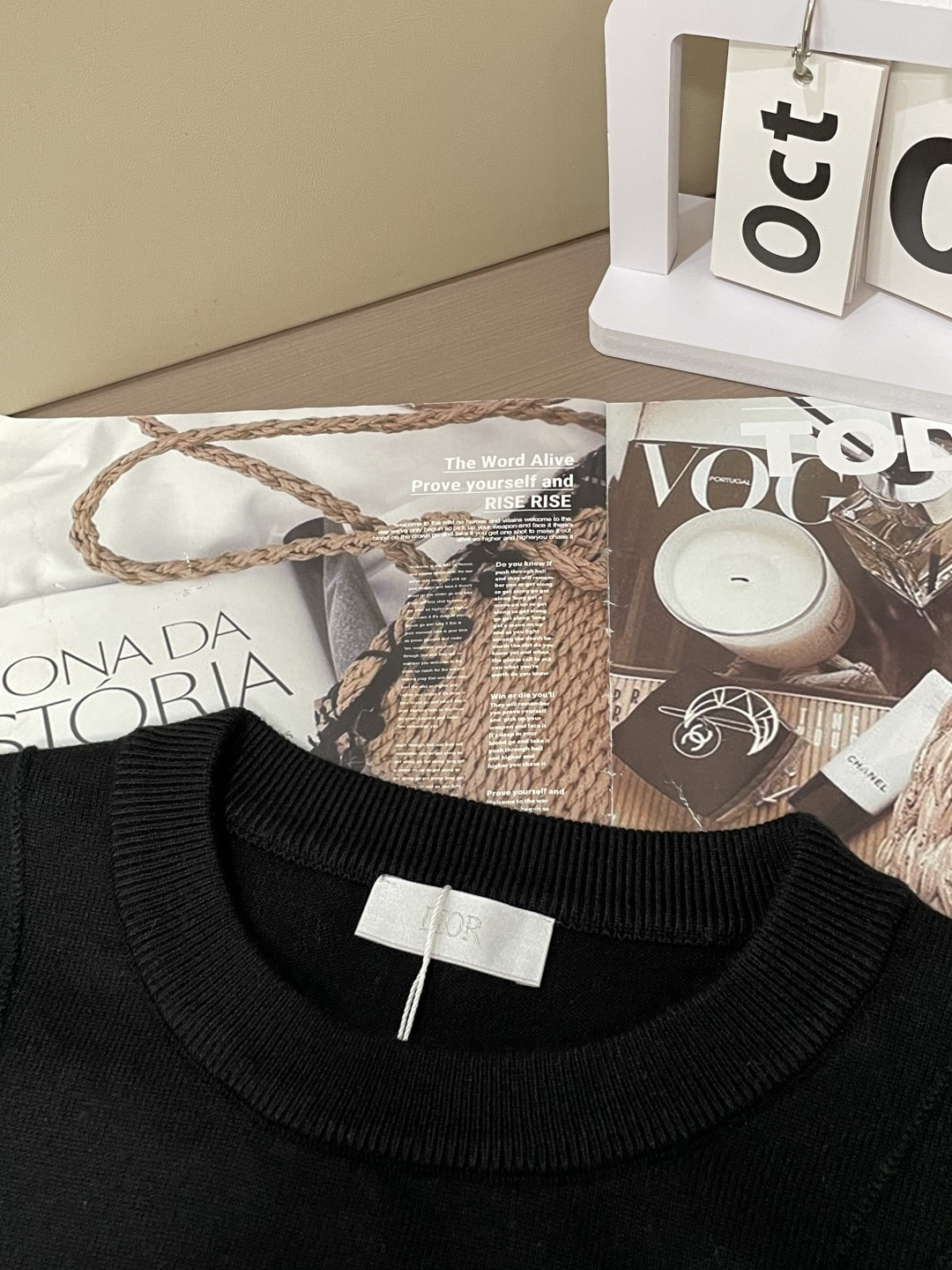 Dior 2025秋冬 高级定制 都市风十足 经典简约大气圆领打底针织毛衣。 采用进口羊毛混纺面料 柔软