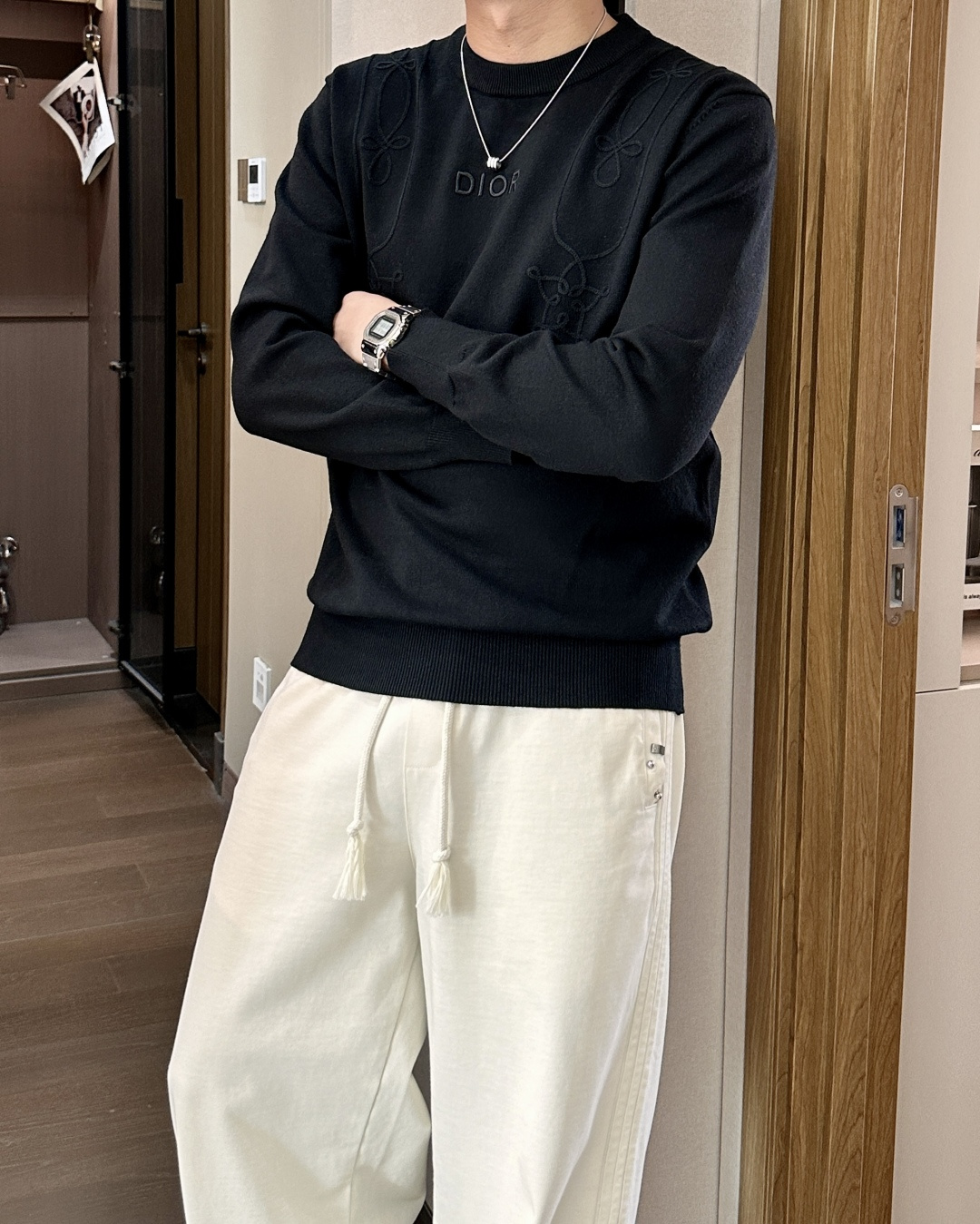 Dior 2025秋冬 高级定制 都市风十足 经典简约大气圆领打底针织毛衣。 采用进口羊毛混纺面料 柔软