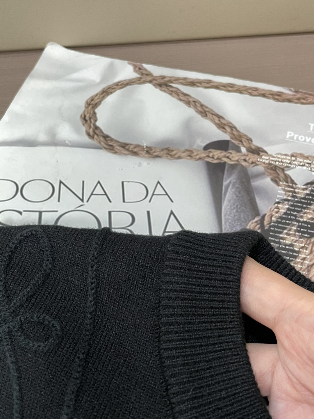 Dior 2025秋冬 高级定制 都市风十足 经典简约大气圆领打底针织毛衣。 采用进口羊毛混纺面料 柔软