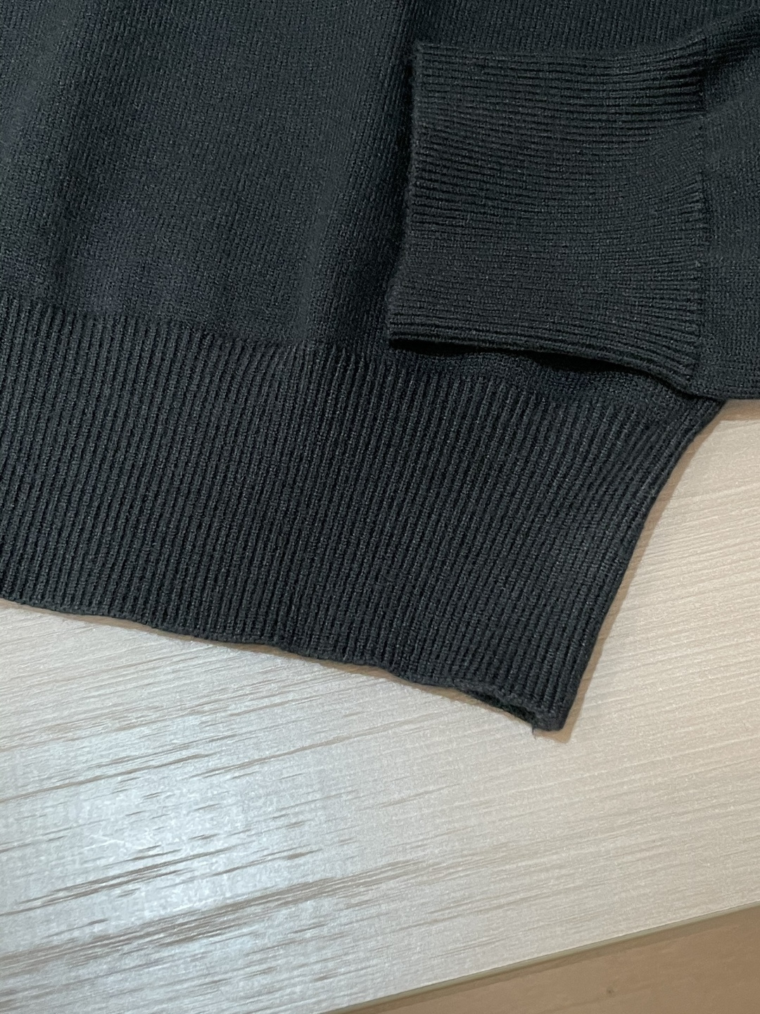 Dior 2025秋冬 高级定制 都市风十足 经典简约大气圆领打底针织毛衣。 采用进口羊毛混纺面料 柔软