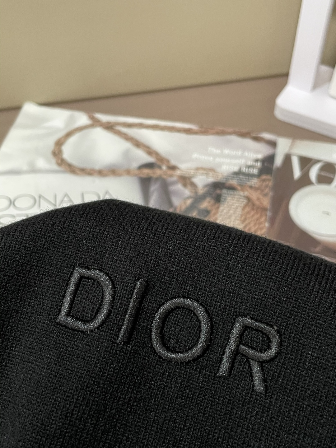 Dior 2025秋冬 高级定制 都市风十足 经典简约大气圆领打底针织毛衣。 采用进口羊毛混纺面料 柔软