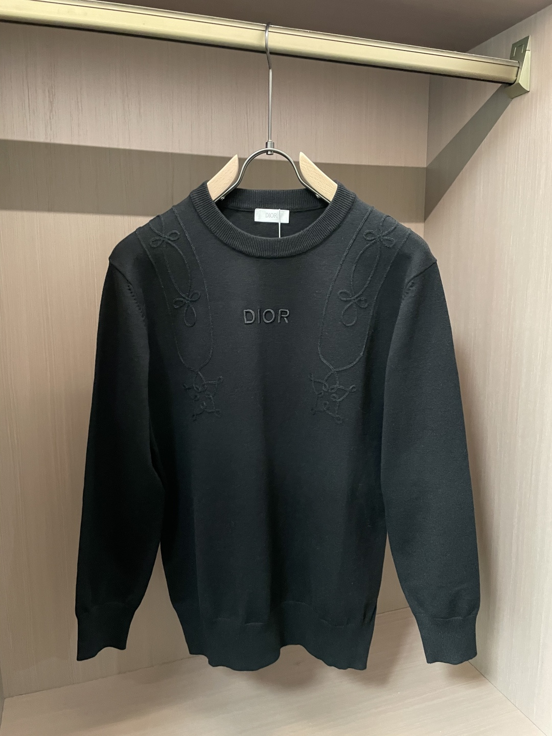 Dior 2025秋冬 高级定制 都市风十足 经典简约大气圆领打底针织毛衣。 采用进口羊毛混纺面料 柔软