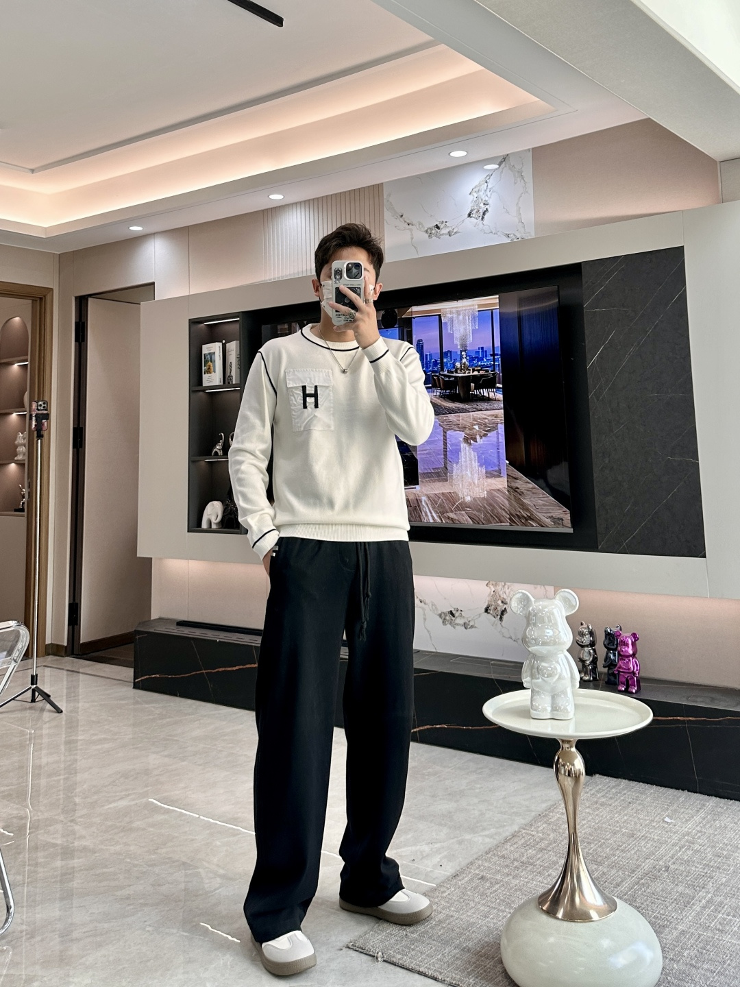 H 2025秋冬 高级定制 都市风十足 经典简约大气圆领打底针织毛衣。 采用进口羊毛混纺面料 柔软细腻 