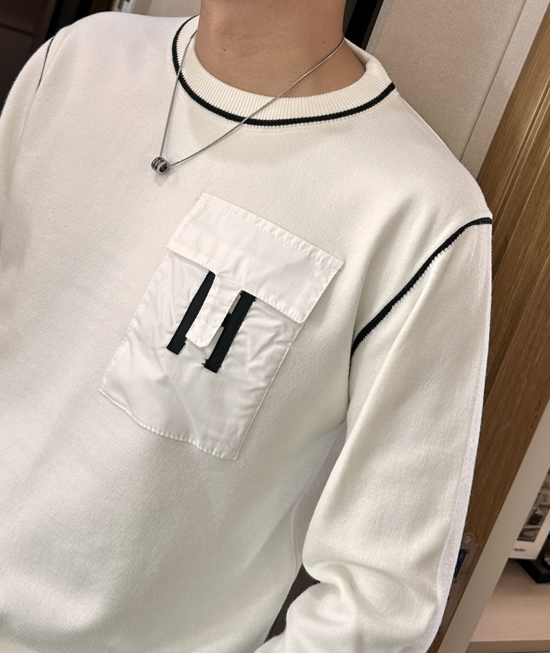 H 2025秋冬 高级定制 都市风十足 经典简约大气圆领打底针织毛衣。 采用进口羊毛混纺面料 柔软细腻 