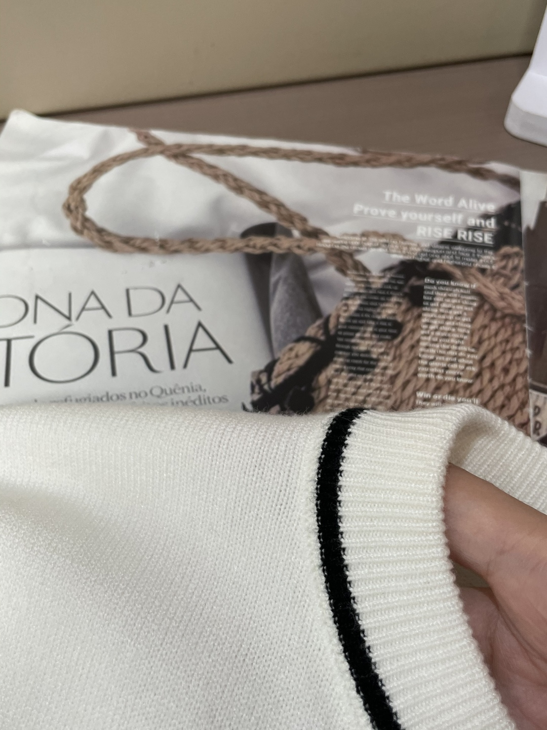 H 2025秋冬 高级定制 都市风十足 经典简约大气圆领打底针织毛衣。 采用进口羊毛混纺面料 柔软细腻 