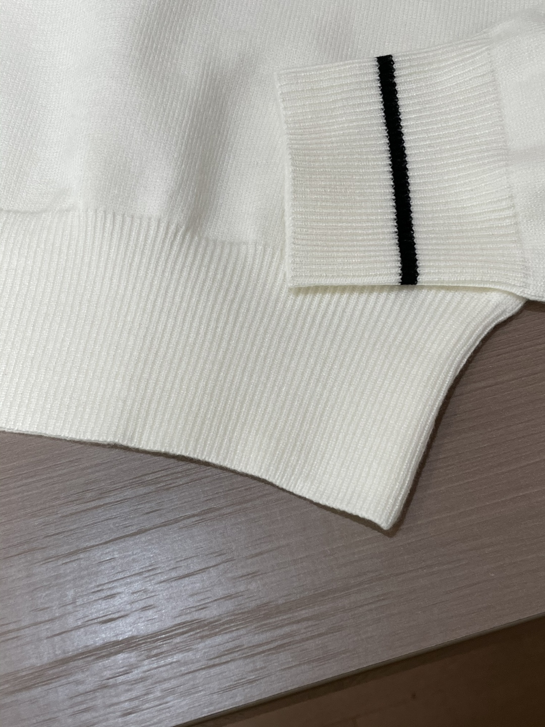 H 2025秋冬 高级定制 都市风十足 经典简约大气圆领打底针织毛衣。 采用进口羊毛混纺面料 柔软细腻 