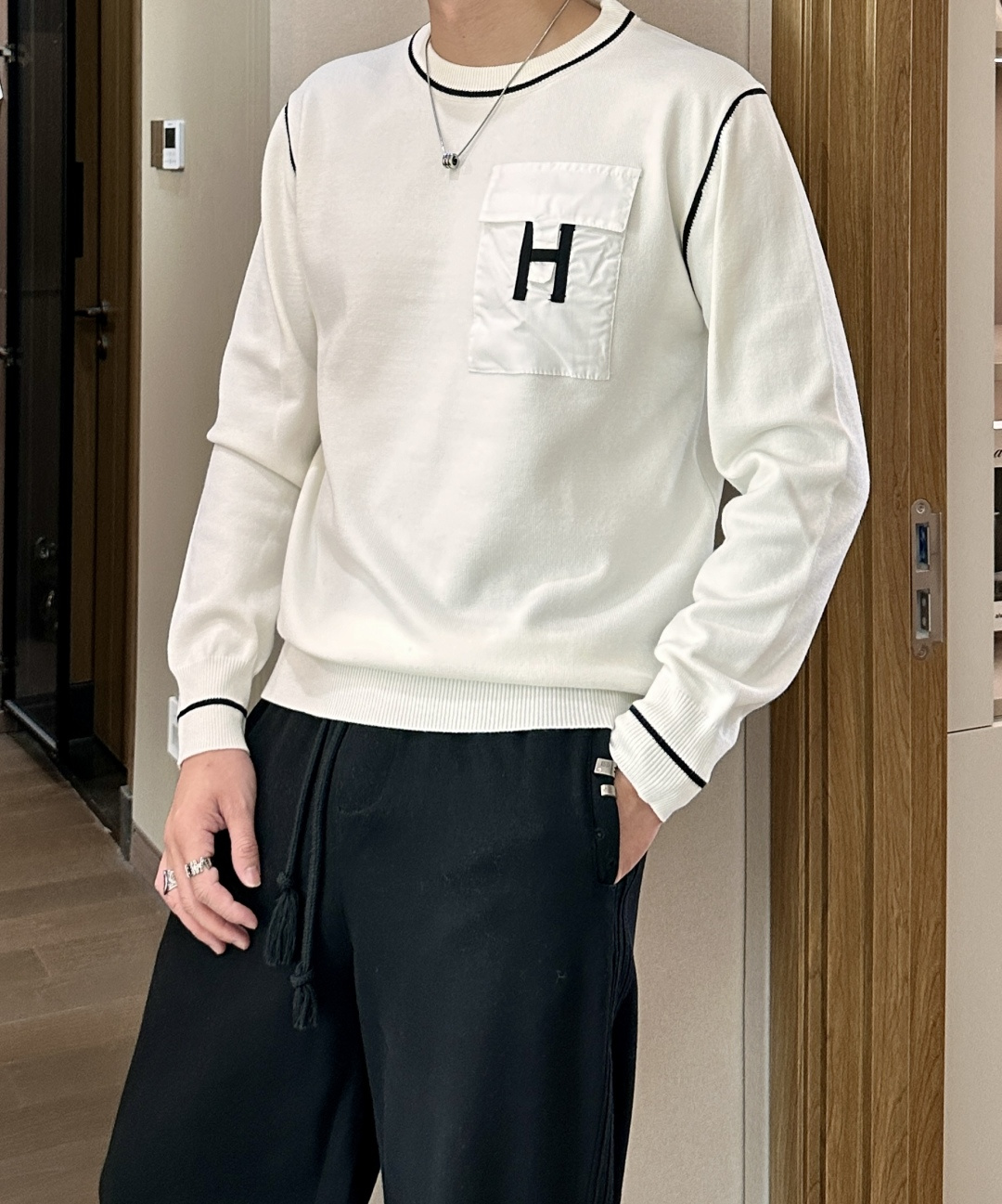 H 2025秋冬 高级定制 都市风十足 经典简约大气圆领打底针织毛衣。 采用进口羊毛混纺面料 柔软细腻 