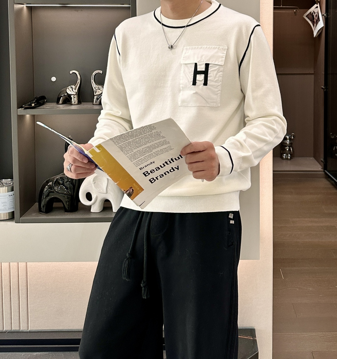 H 2025秋冬 高级定制 都市风十足 经典简约大气圆领打底针织毛衣。 采用进口羊毛混纺面料 柔软细腻 