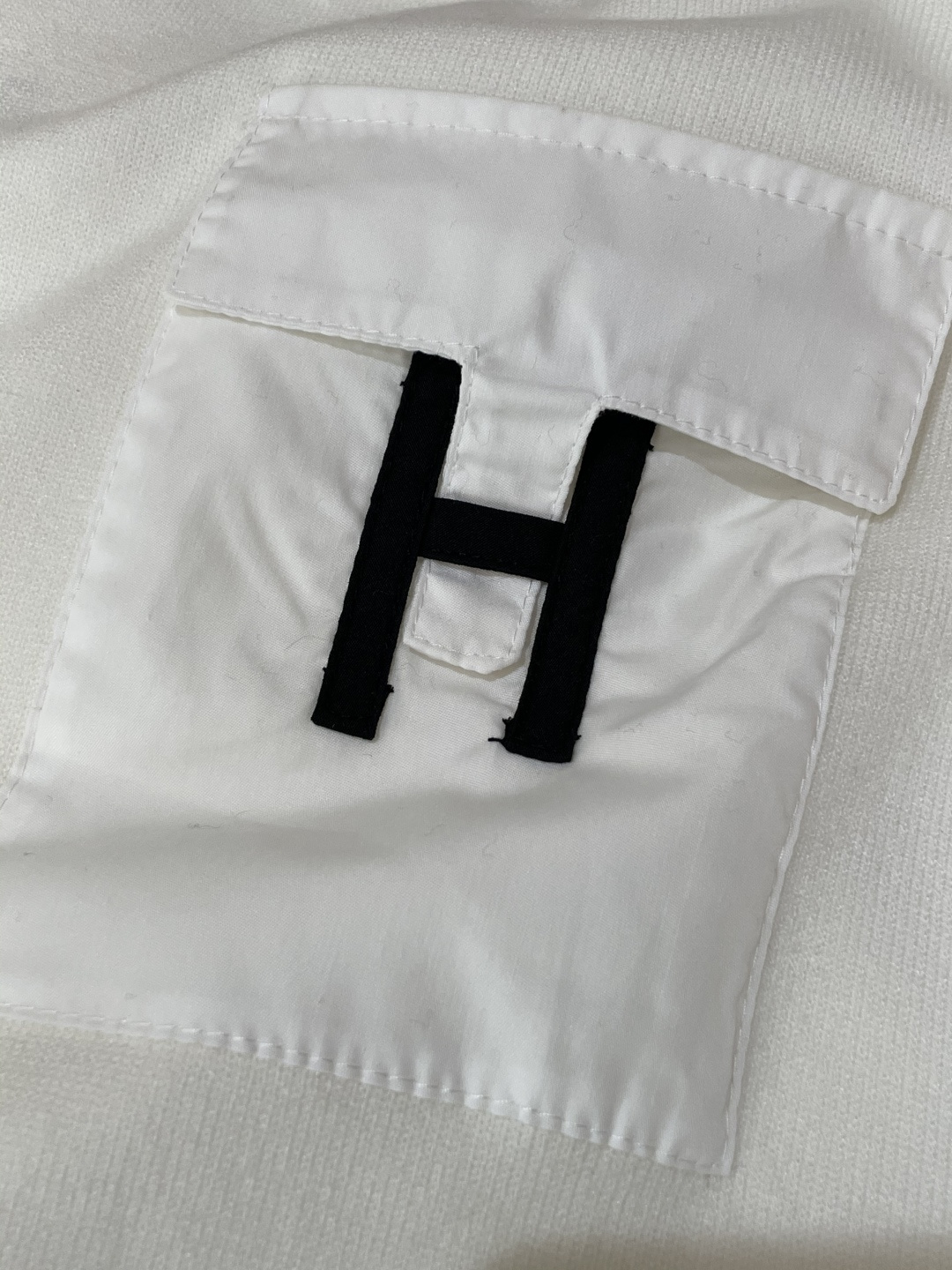 H 2025秋冬 高级定制 都市风十足 经典简约大气圆领打底针织毛衣。 采用进口羊毛混纺面料 柔软细腻 