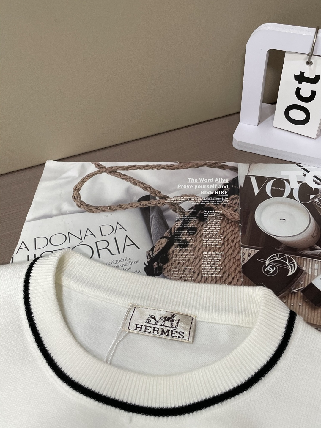 H 2025秋冬 高级定制 都市风十足 经典简约大气圆领打底针织毛衣。 采用进口羊毛混纺面料 柔软细腻 