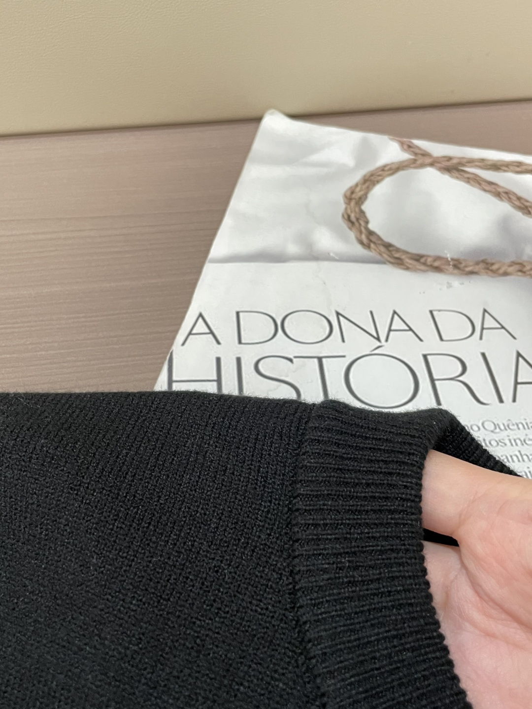 Gucc 2025秋冬 高级定制 都市风十足 经典简约大气圆领打底针织毛衣。 采用进口羊毛混纺面料 柔软