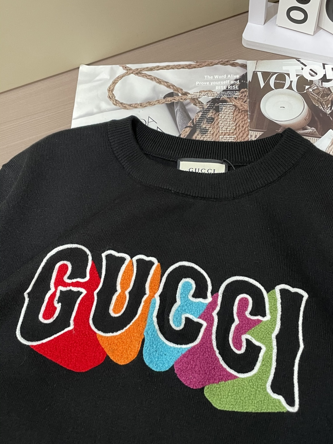 Gucc 2025秋冬 高级定制 都市风十足 经典简约大气圆领打底针织毛衣。 采用进口羊毛混纺面料 柔软