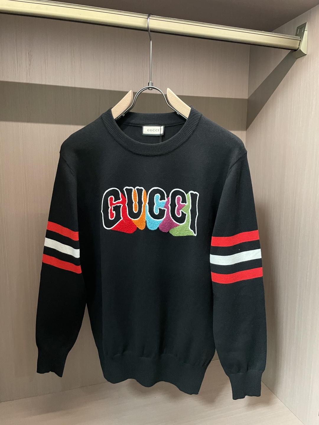 Gucc 2025秋冬 高级定制 都市风十足 经典简约大气圆领打底针织毛衣。 采用进口羊毛混纺面料 柔软