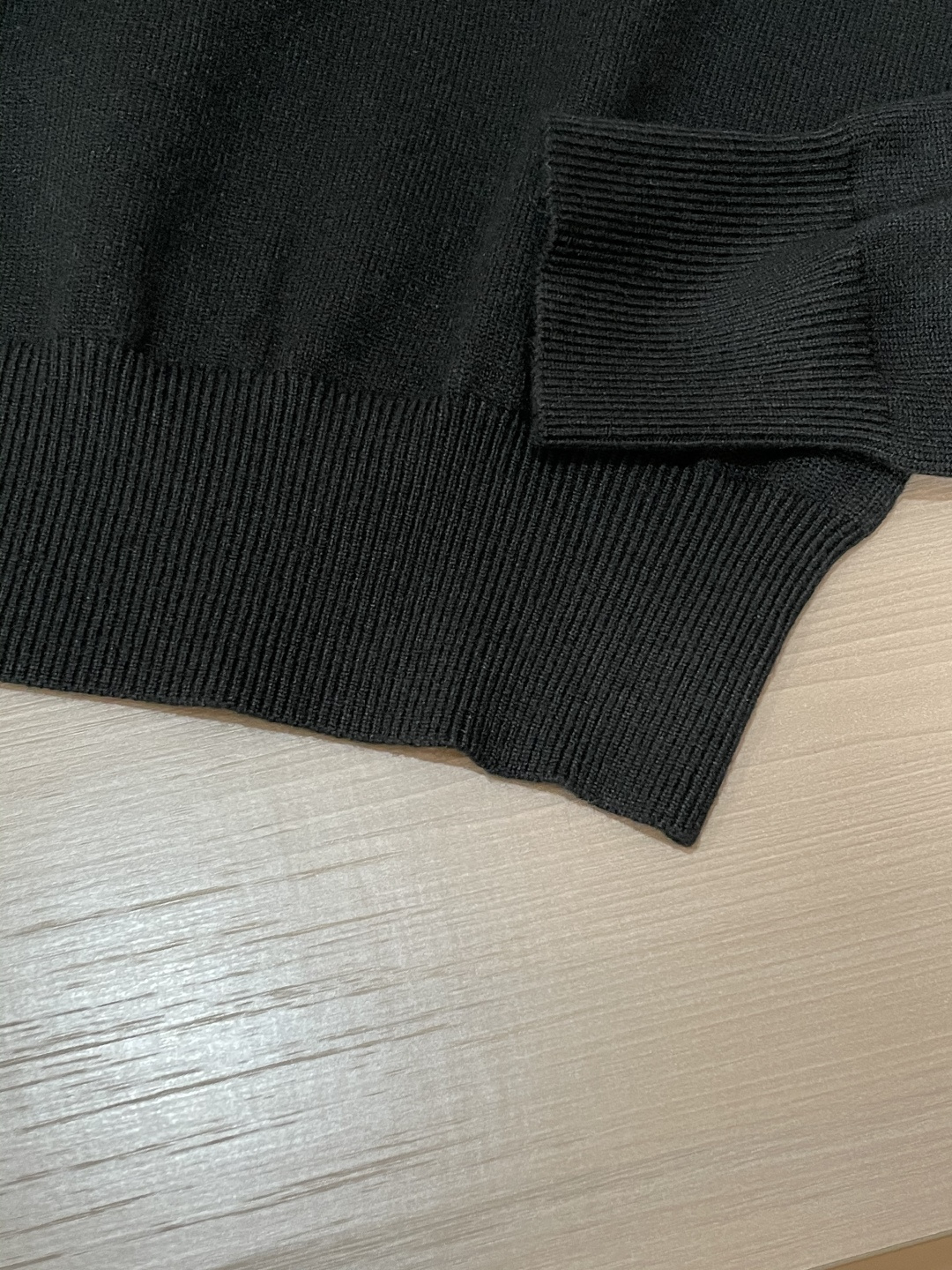 Gucc 2025秋冬 高级定制 都市风十足 经典简约大气圆领打底针织毛衣。 采用进口羊毛混纺面料 柔软