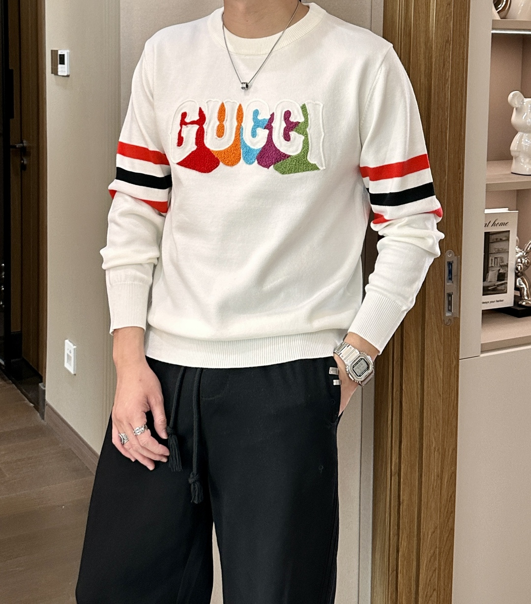 Gucc 2025秋冬 高级定制 都市风十足 经典简约大气圆领打底针织毛衣。 采用进口羊毛混纺面料 柔软