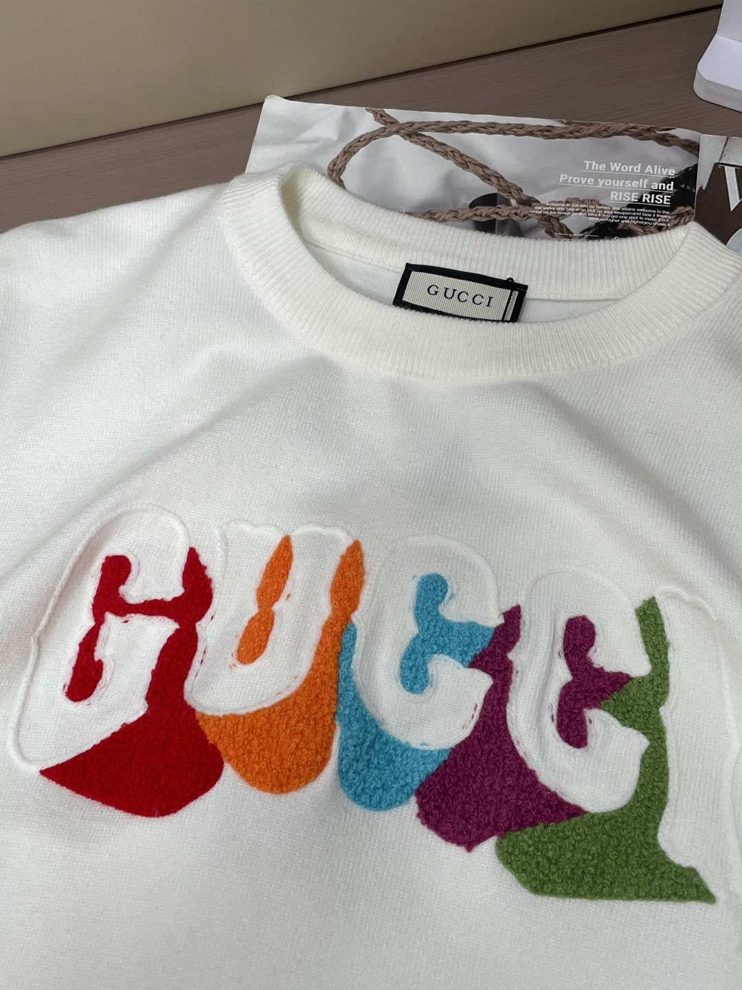 Gucc 2025秋冬 高级定制 都市风十足 经典简约大气圆领打底针织毛衣。 采用进口羊毛混纺面料 柔软