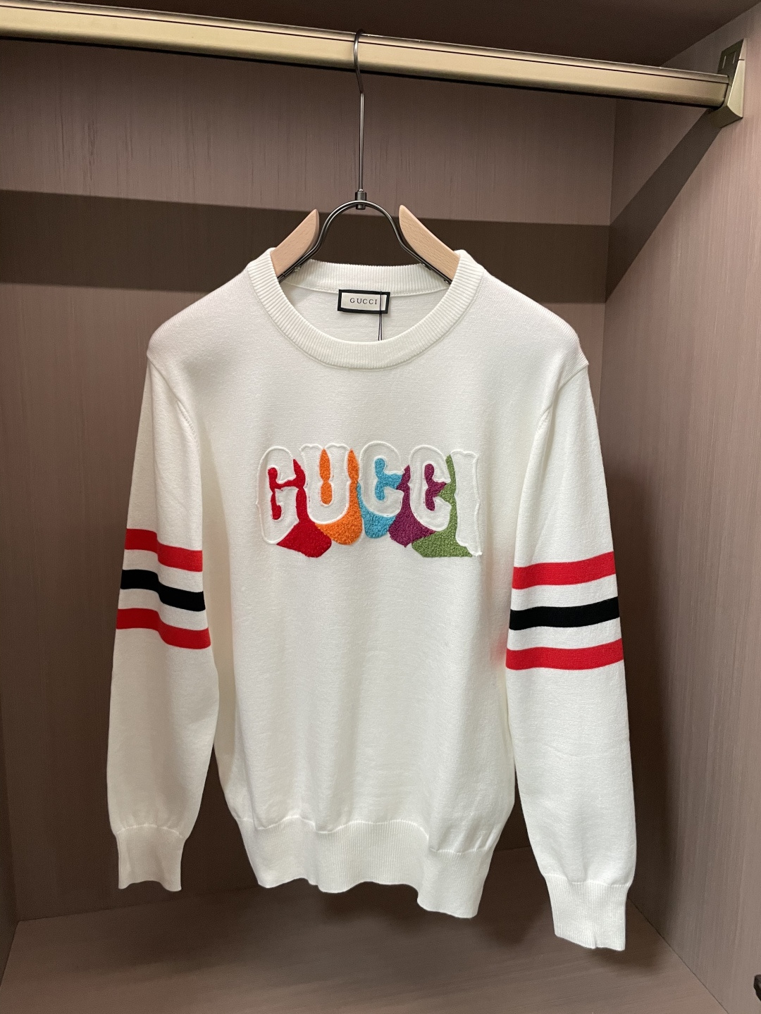 Gucc 2025秋冬 高级定制 都市风十足 经典简约大气圆领打底针织毛衣。 采用进口羊毛混纺面料 柔软