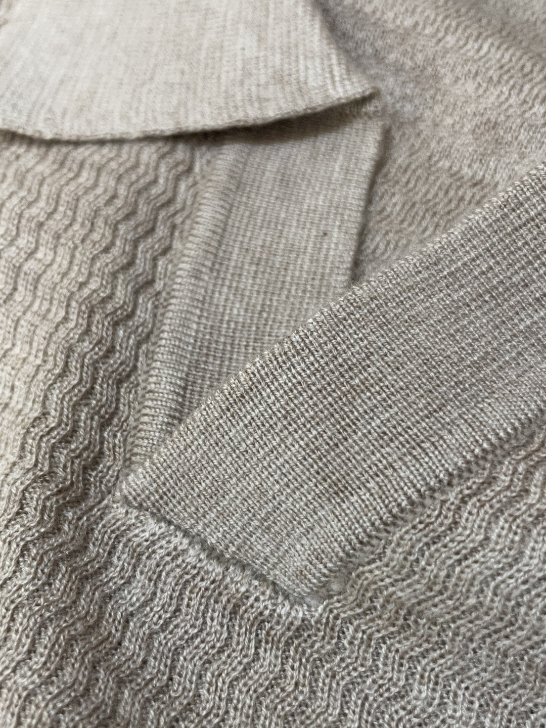 lP🆕家 2025春夏最新男士无纽扣翻领长袖针织衫，精选羊毛羊绒混纺面料制成， 80支超柔织物，14针密