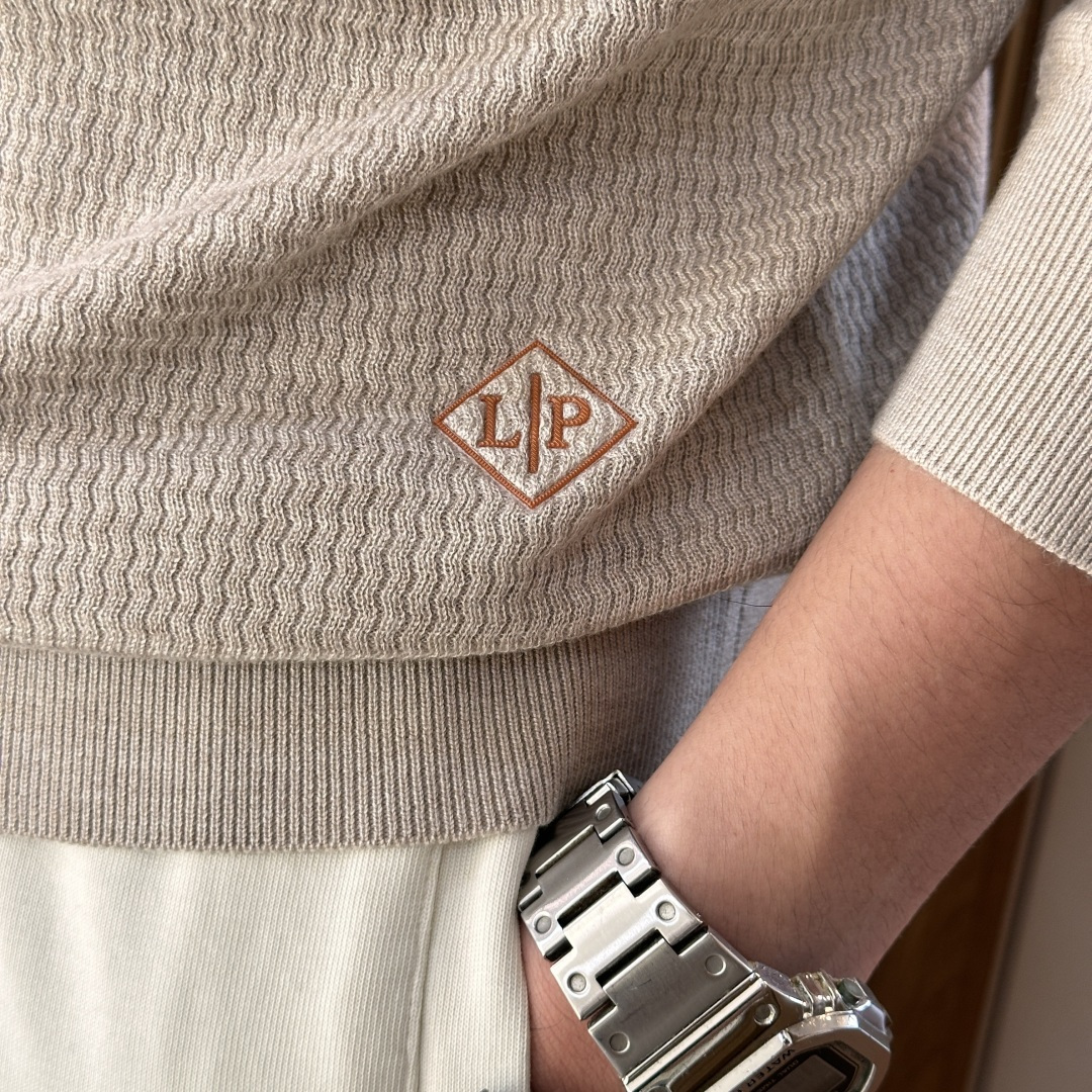 lP🆕家 2025春夏最新男士无纽扣翻领长袖针织衫，精选羊毛羊绒混纺面料制成， 80支超柔织物，14针密