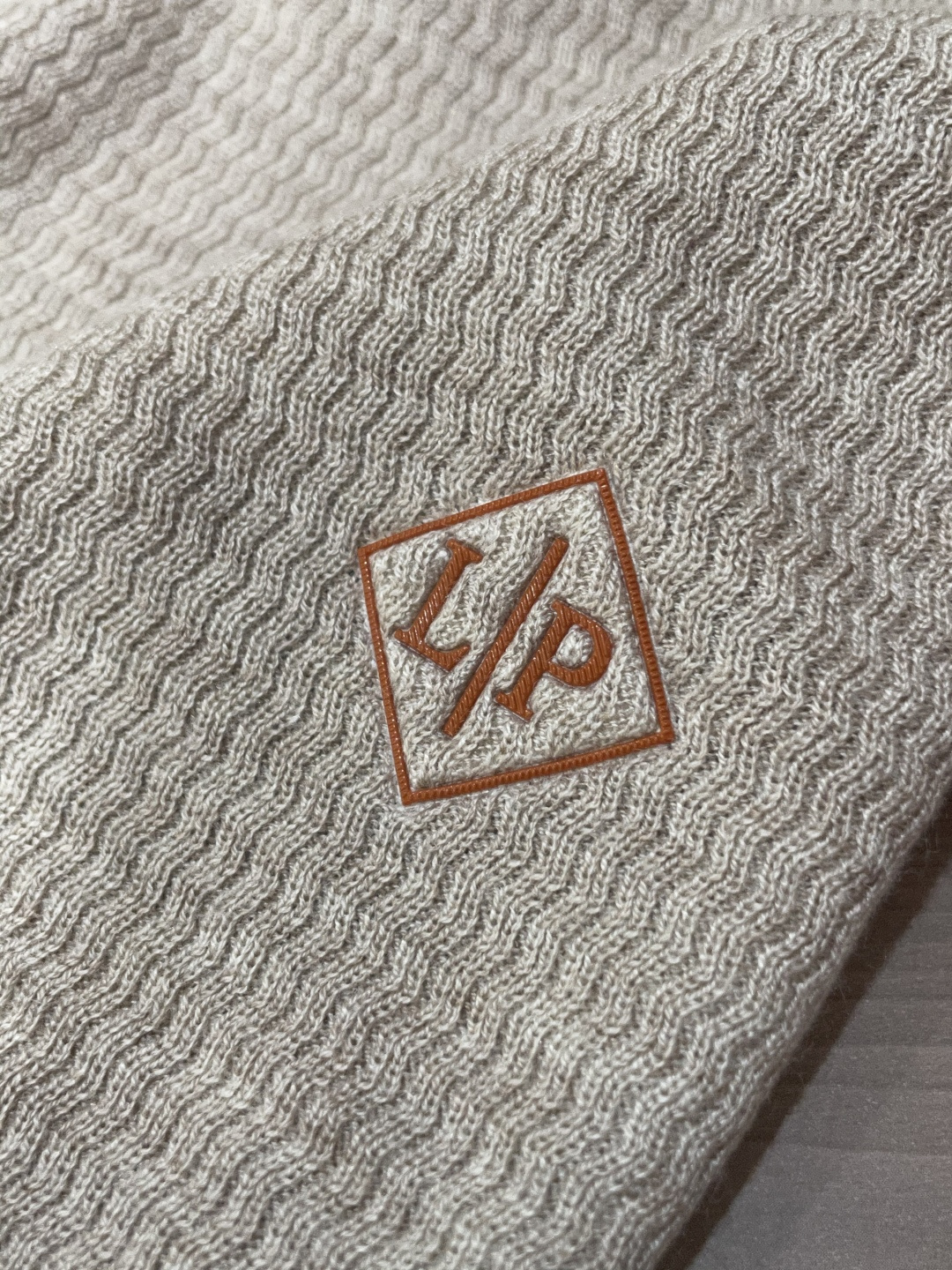 lP🆕家 2025春夏最新男士无纽扣翻领长袖针织衫，精选羊毛羊绒混纺面料制成， 80支超柔织物，14针密