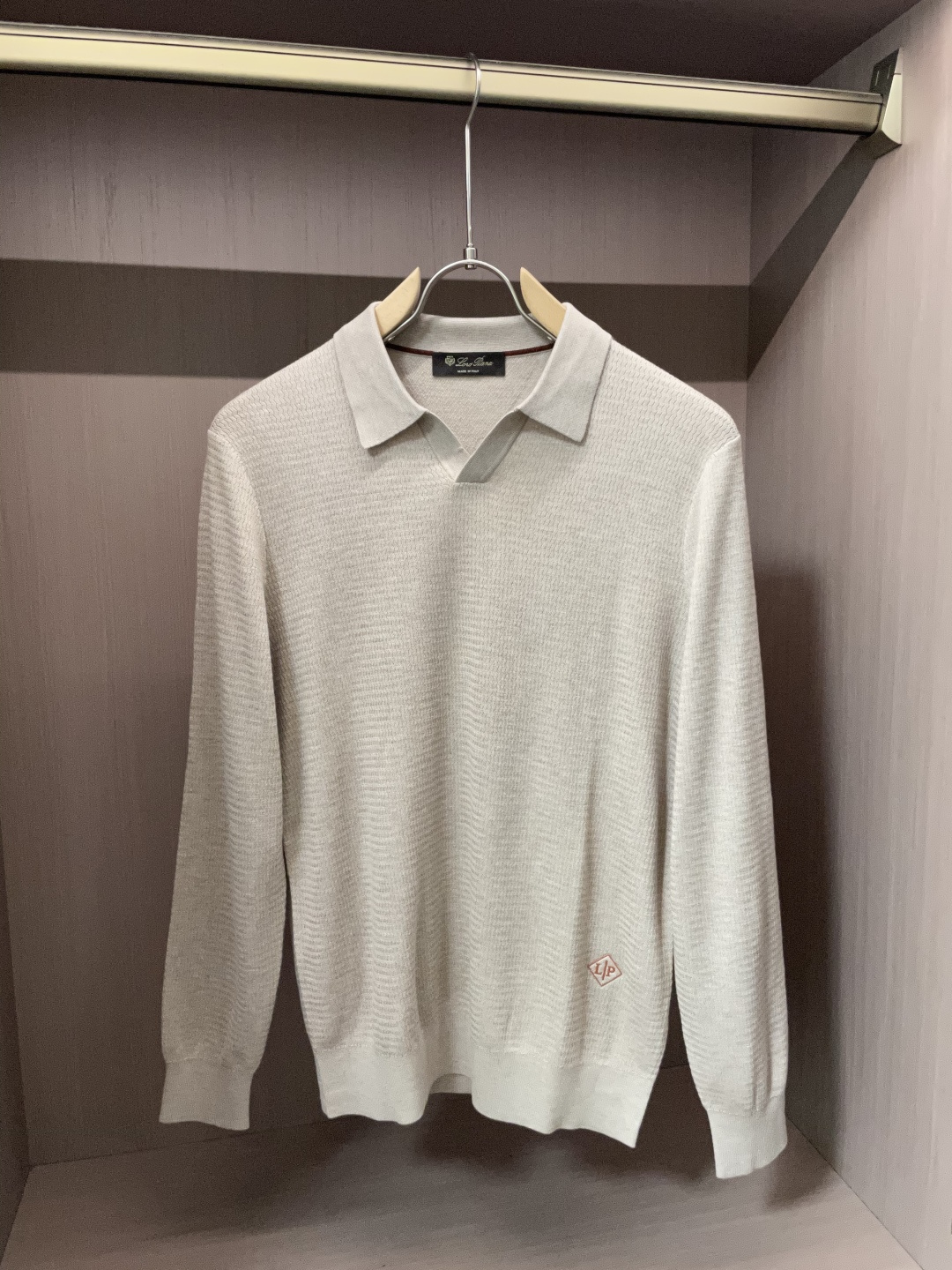 lP🆕家 2025春夏最新男士无纽扣翻领长袖针织衫，精选羊毛羊绒混纺面料制成， 80支超柔织物，14针密