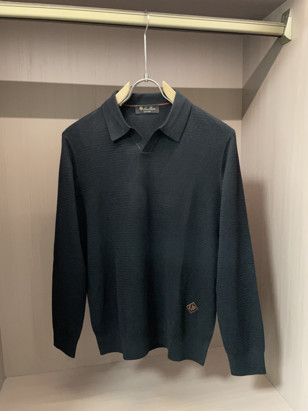 lP🆕家 2025春夏最新男士无纽扣翻领长袖针织衫，精选羊毛羊绒混纺面料制成， 80支超柔织物，14针密