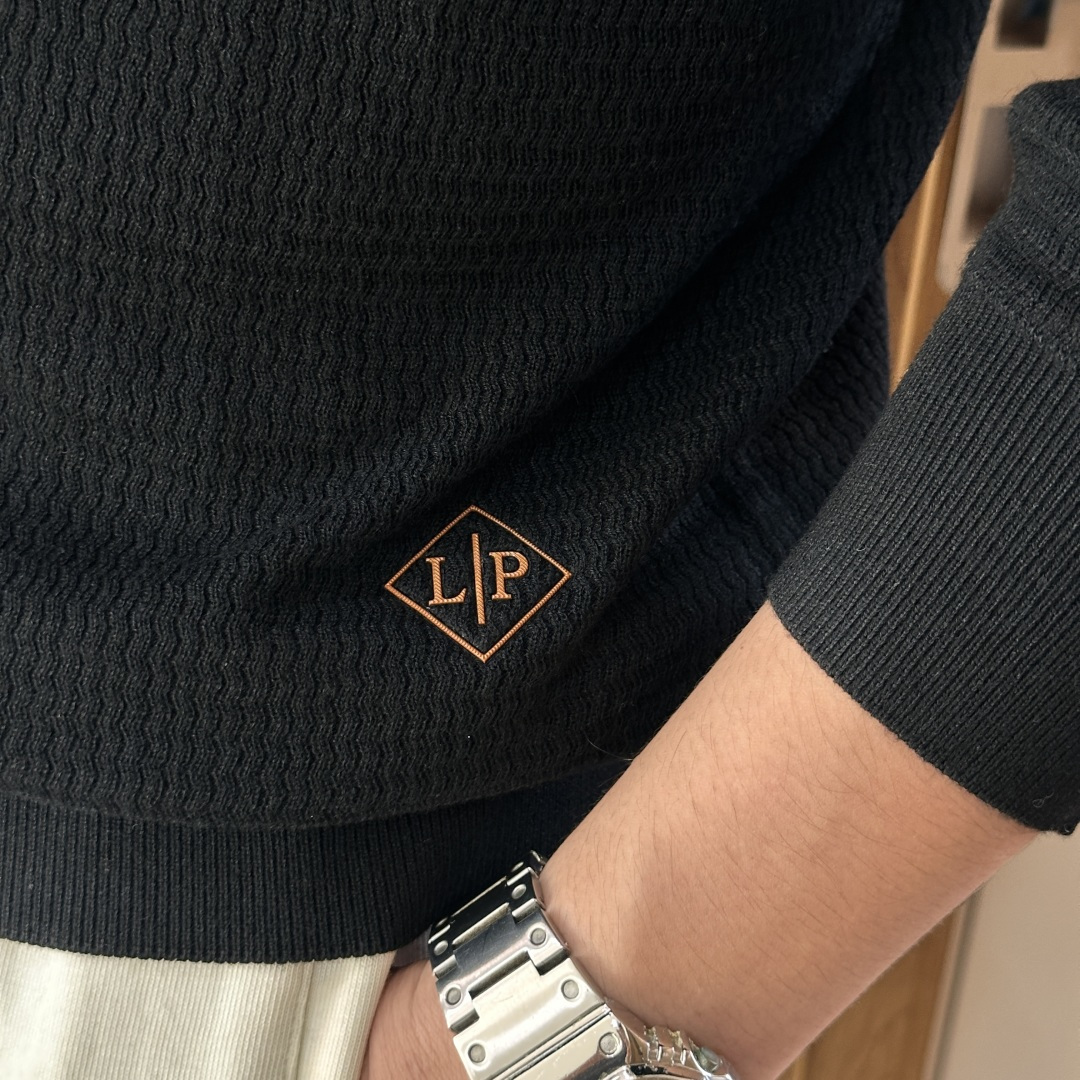 lP🆕家 2025春夏最新男士无纽扣翻领长袖针织衫，精选羊毛羊绒混纺面料制成， 80支超柔织物，14针密