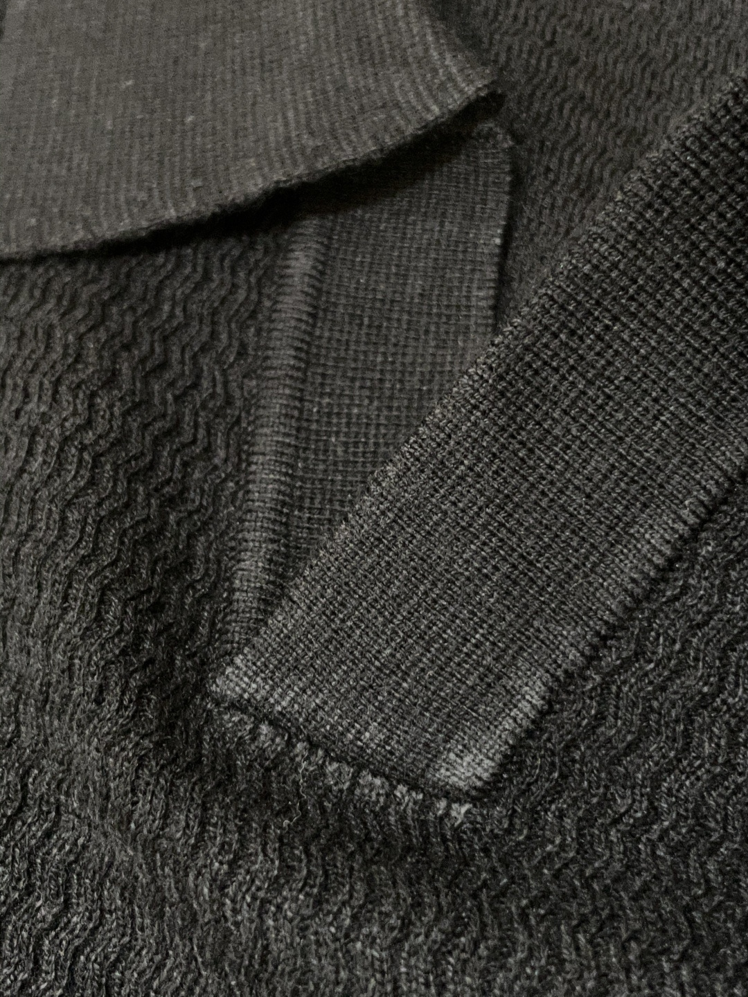 lP🆕家 2025春夏最新男士无纽扣翻领长袖针织衫，精选羊毛羊绒混纺面料制成， 80支超柔织物，14针密