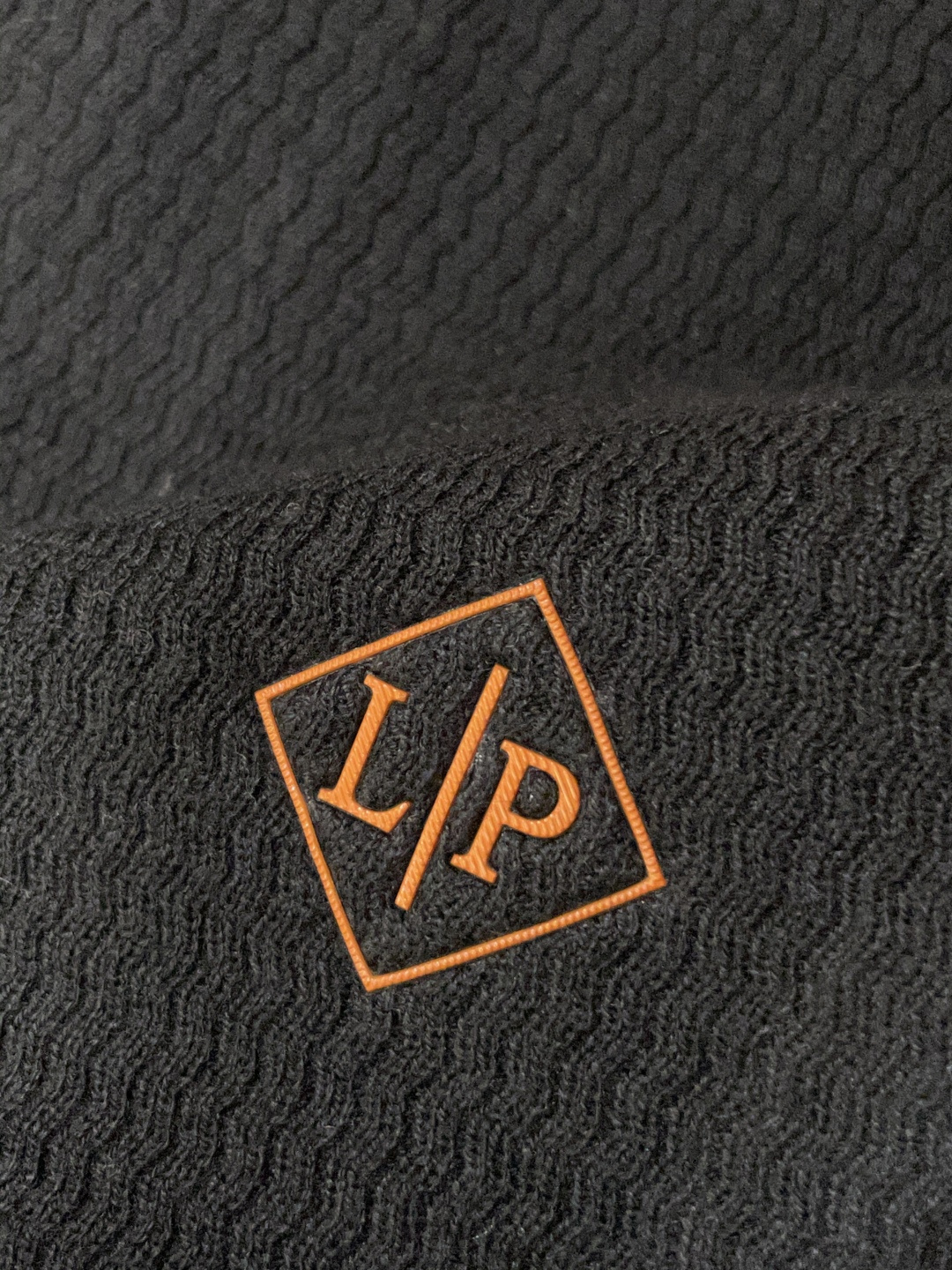 lP🆕家 2025春夏最新男士无纽扣翻领长袖针织衫，精选羊毛羊绒混纺面料制成， 80支超柔织物，14针密