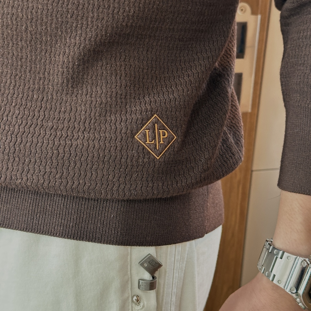 lP🆕家 2025春夏最新男士无纽扣翻领长袖针织衫，精选羊毛羊绒混纺面料制成， 80支超柔织物，14针密