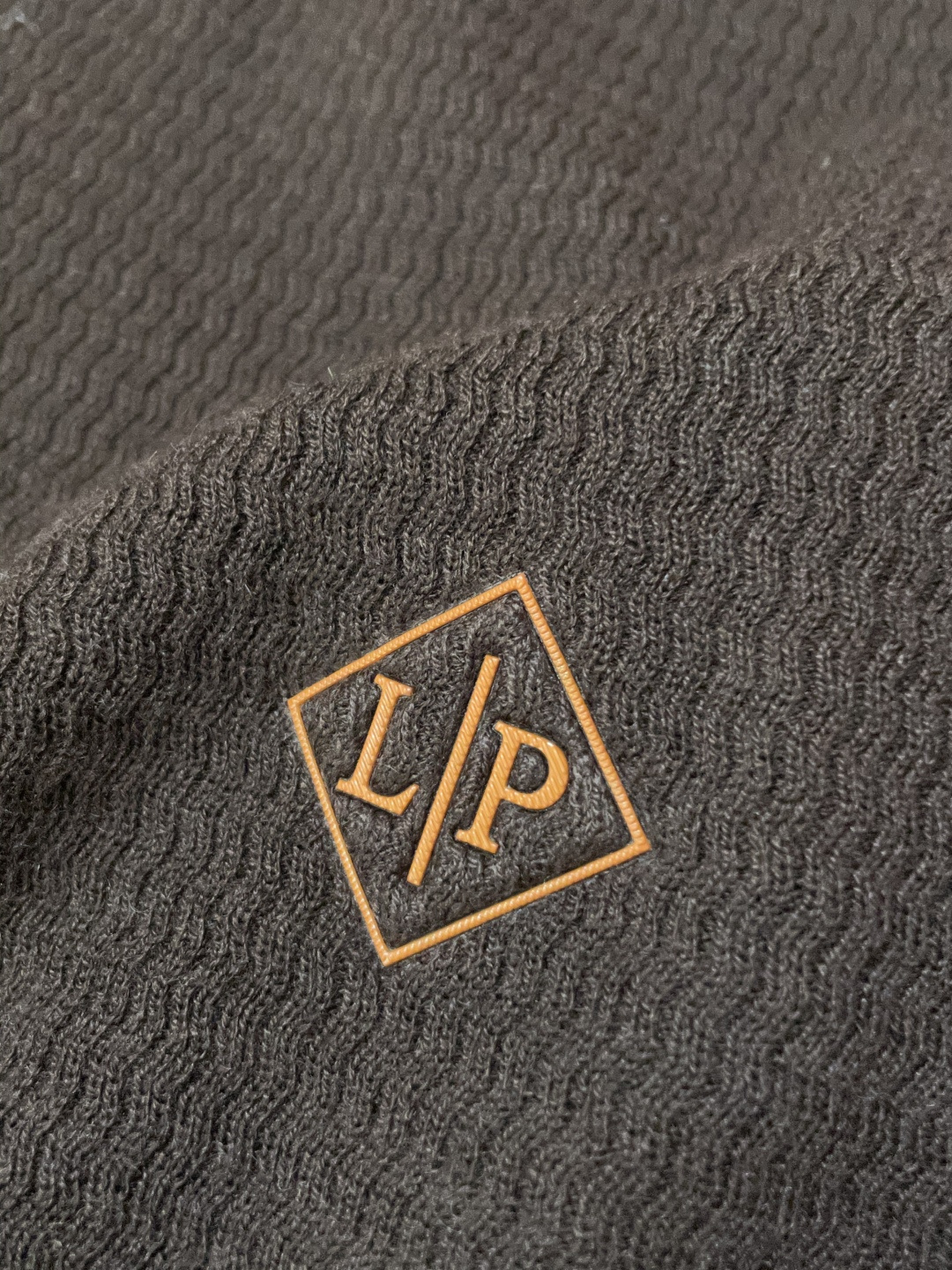 lP🆕家 2025春夏最新男士无纽扣翻领长袖针织衫，精选羊毛羊绒混纺面料制成， 80支超柔织物，14针密