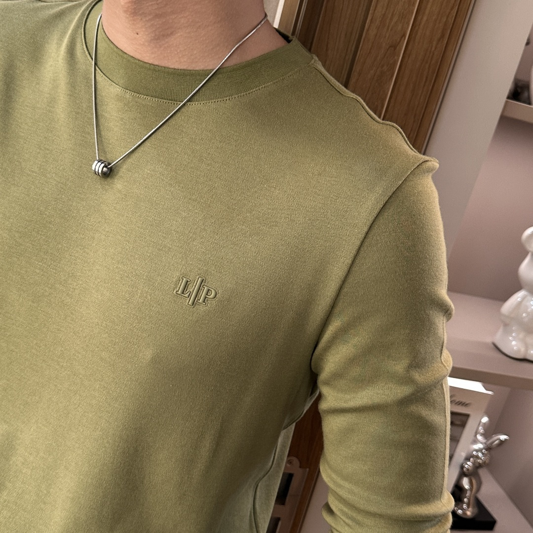 型号W-2539#，lP🆕家 2025秋冬最新字母徽标男士起角圆领长袖T恤，传统圆领套头款式，简单大方，