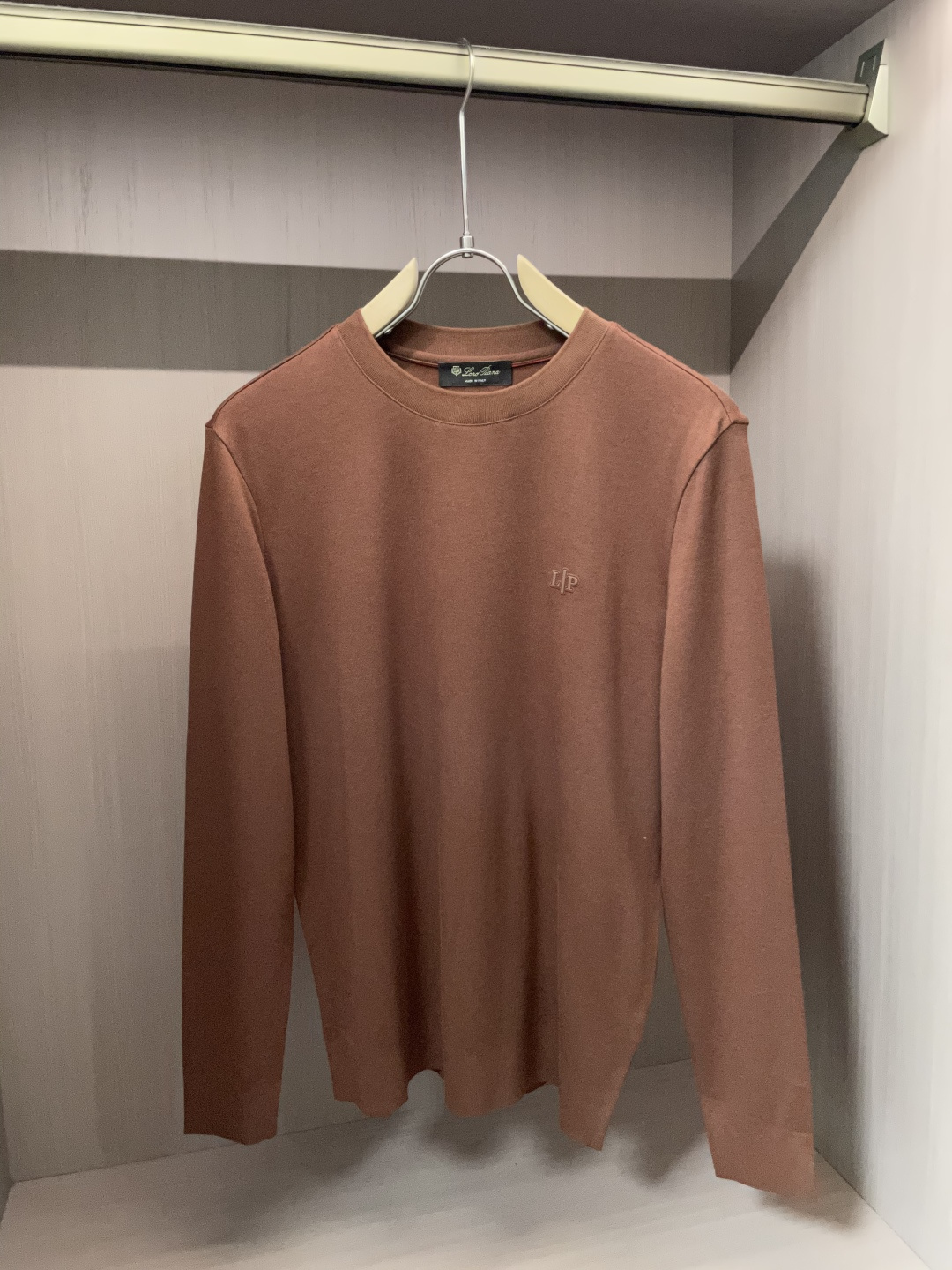 型号W-2539#，lP🆕家 2025秋冬最新字母徽标男士起角圆领长袖T恤，传统圆领套头款式，简单大方，