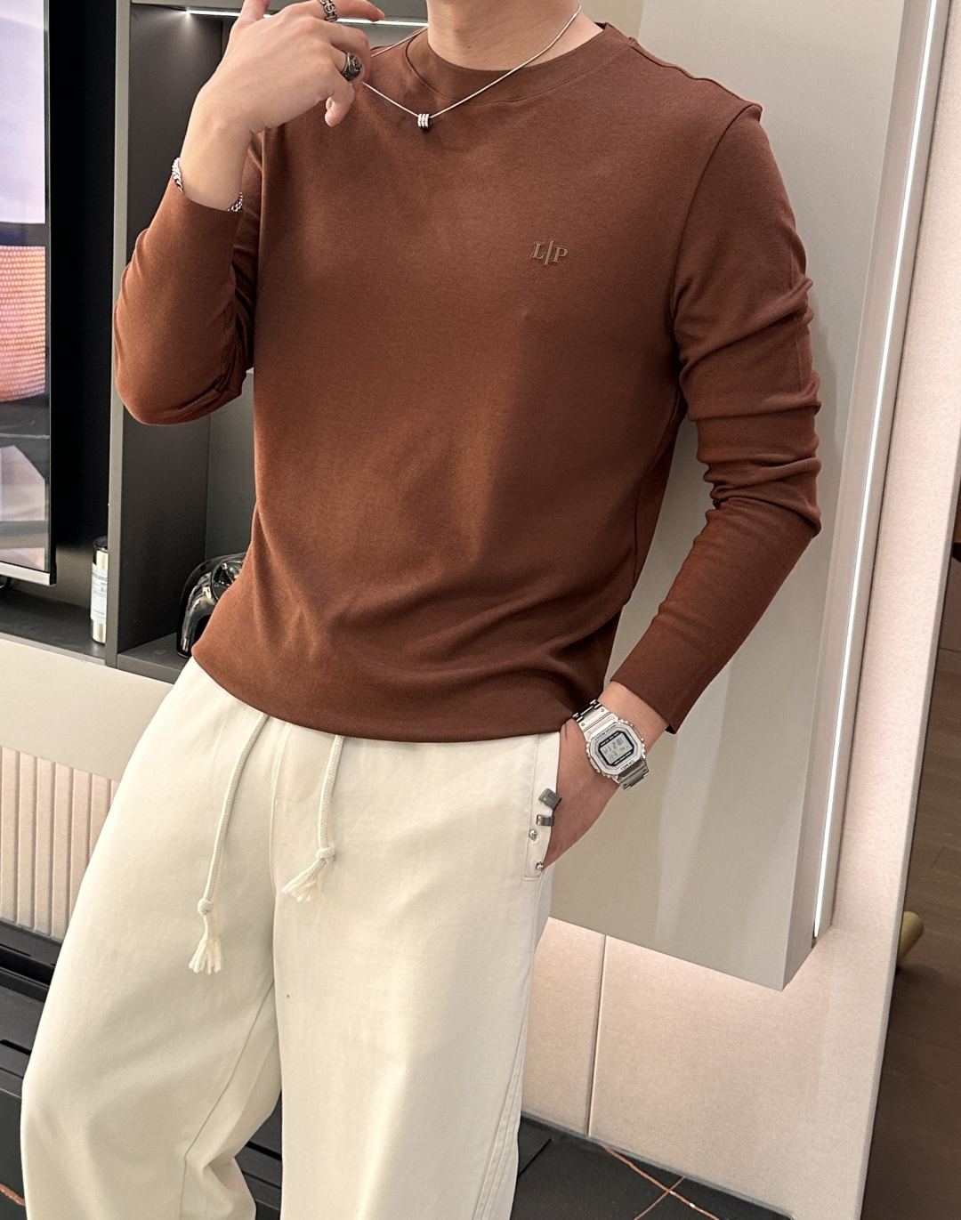 型号W-2539#，lP🆕家 2025秋冬最新字母徽标男士起角圆领长袖T恤，传统圆领套头款式，简单大方，
