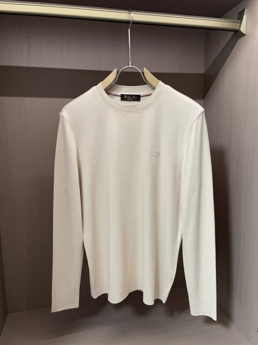 型号W-2539#，lP🆕家 2025秋冬最新字母徽标男士起角圆领长袖T恤，传统圆领套头款式，简单大方，