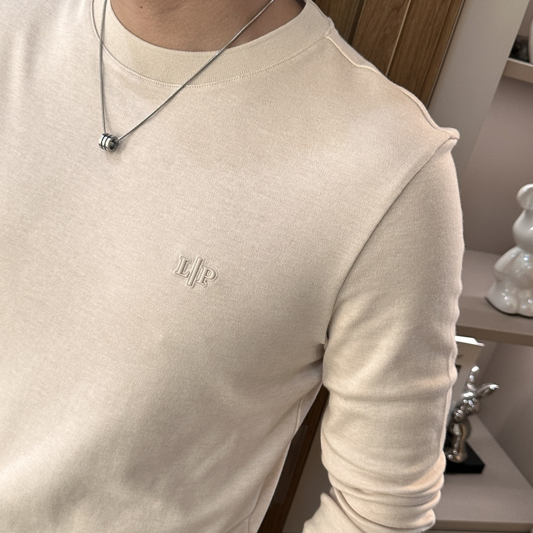 型号W-2539#，lP🆕家 2025秋冬最新字母徽标男士起角圆领长袖T恤，传统圆领套头款式，简单大方，