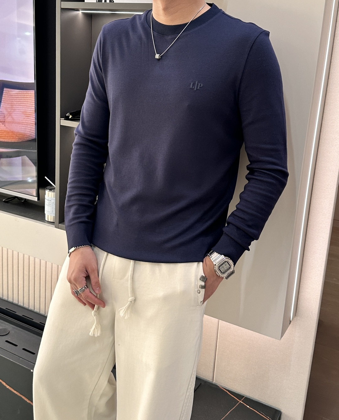 型号W-2539#，lP🆕家 2025秋冬最新字母徽标男士起角圆领长袖T恤，传统圆领套头款式，简单大方，