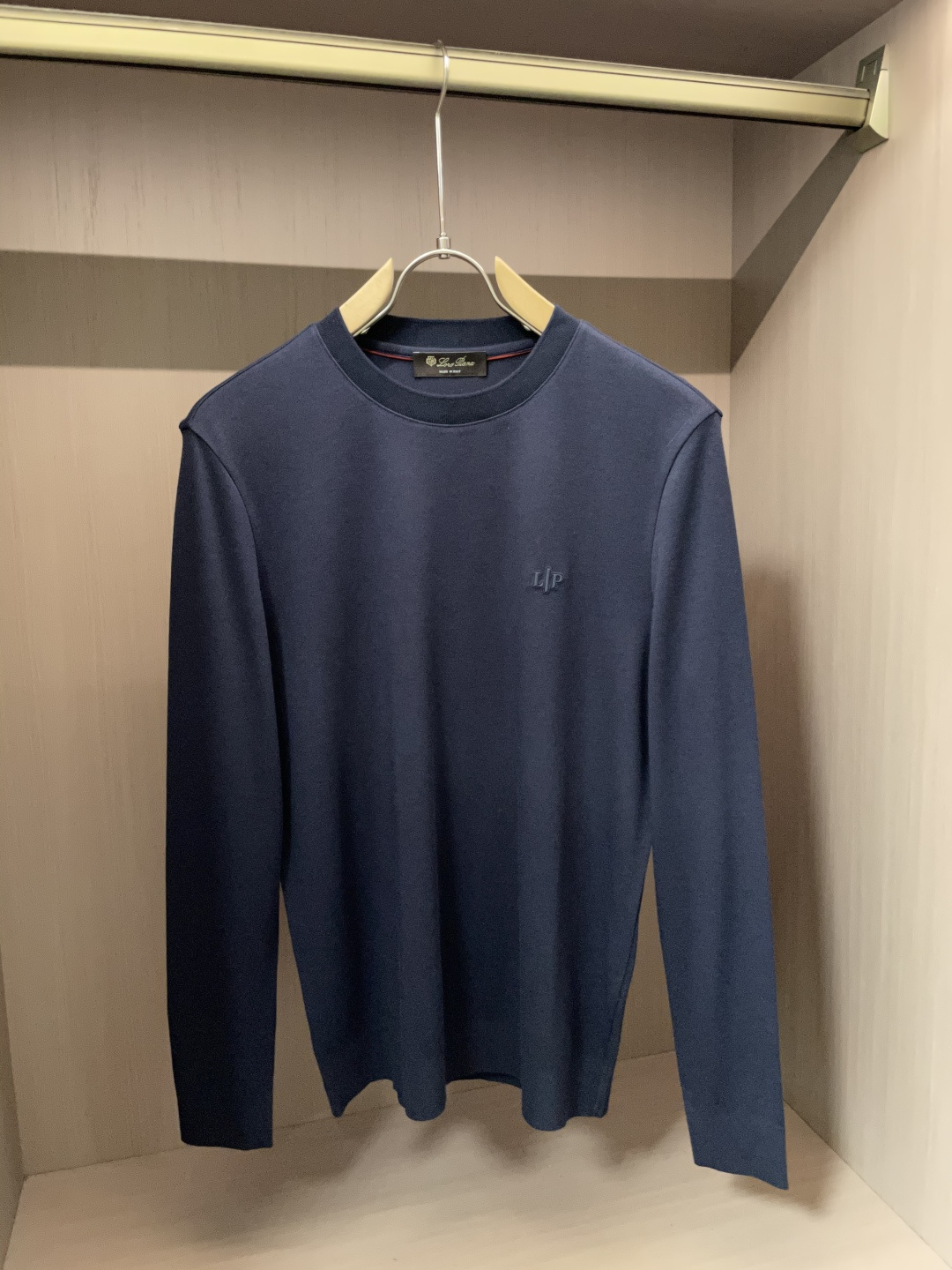 型号W-2539#，lP🆕家 2025秋冬最新字母徽标男士起角圆领长袖T恤，传统圆领套头款式，简单大方，