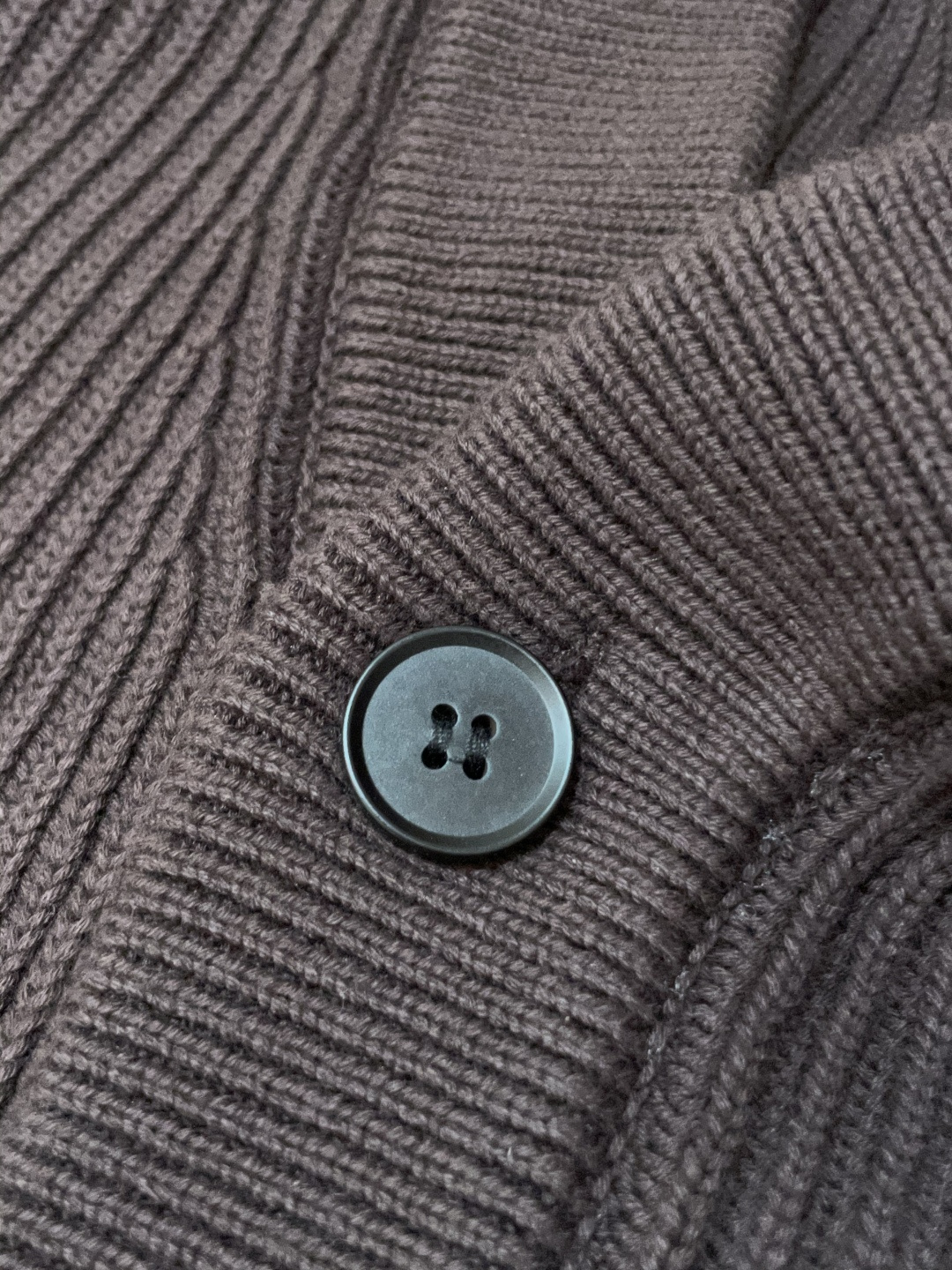 BC家 2025秋冬最新经典绣标男士加厚开衫毛衣，立体坑条纹理自带温润质感，利落V领衬得颈部线条更修长，