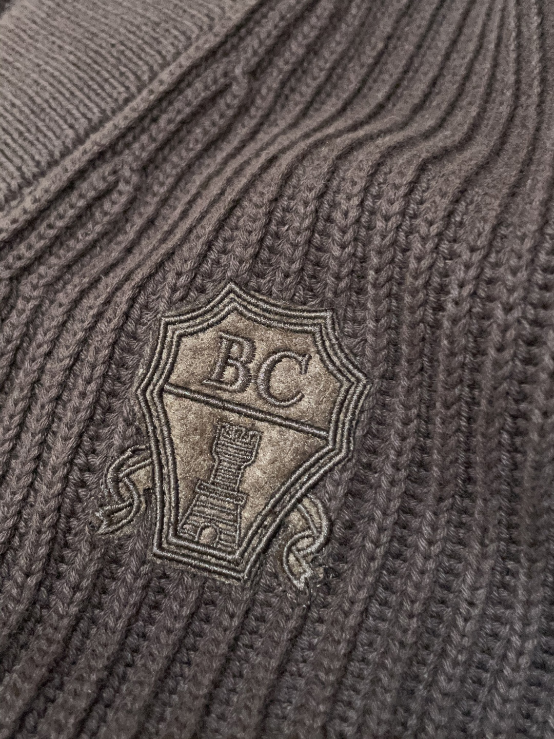 BC家 2025秋冬最新经典绣标男士加厚开衫毛衣，立体坑条纹理自带温润质感，利落V领衬得颈部线条更修长，