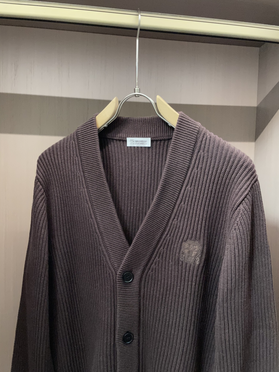 BC家 2025秋冬最新经典绣标男士加厚开衫毛衣，立体坑条纹理自带温润质感，利落V领衬得颈部线条更修长，