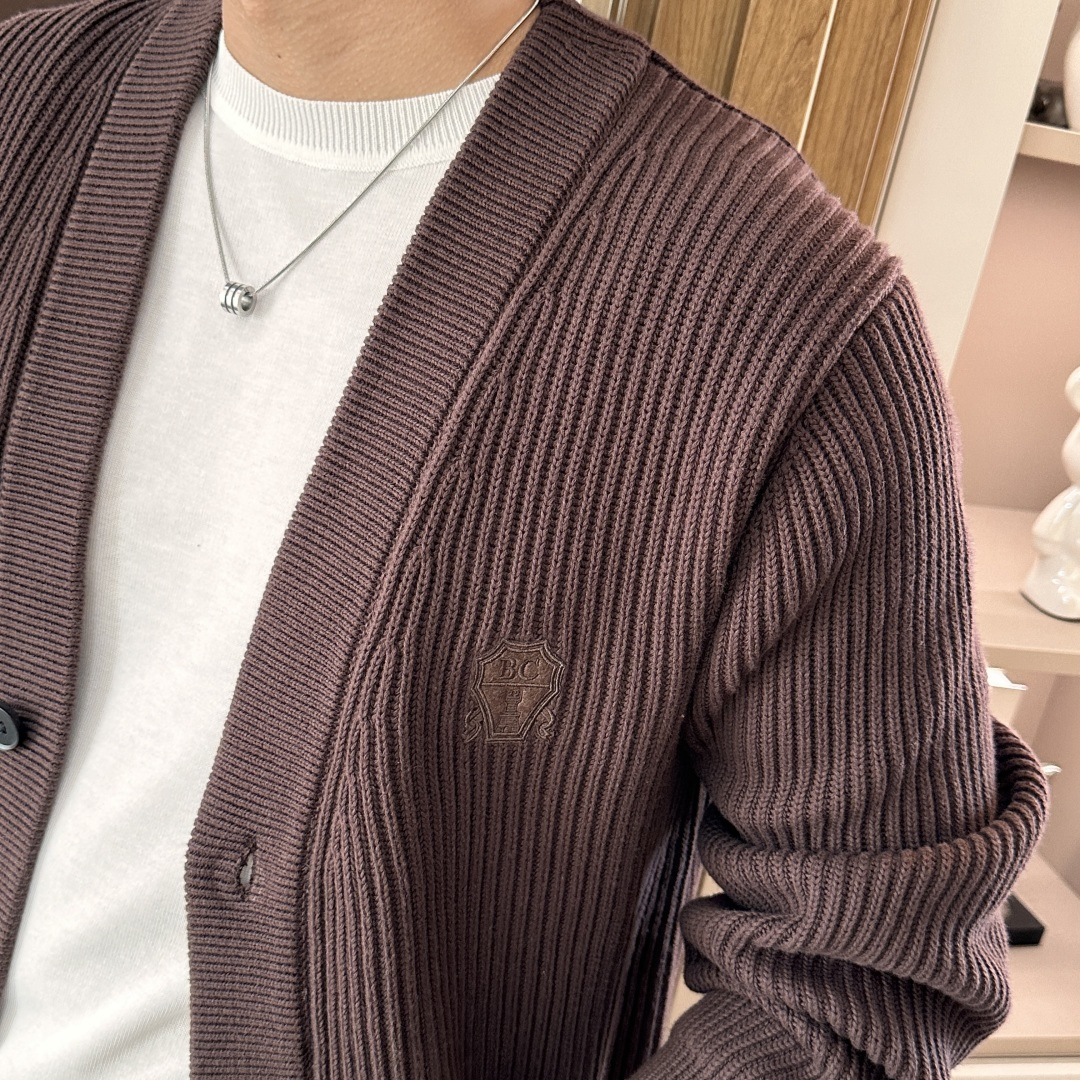 BC家 2025秋冬最新经典绣标男士加厚开衫毛衣，立体坑条纹理自带温润质感，利落V领衬得颈部线条更修长，