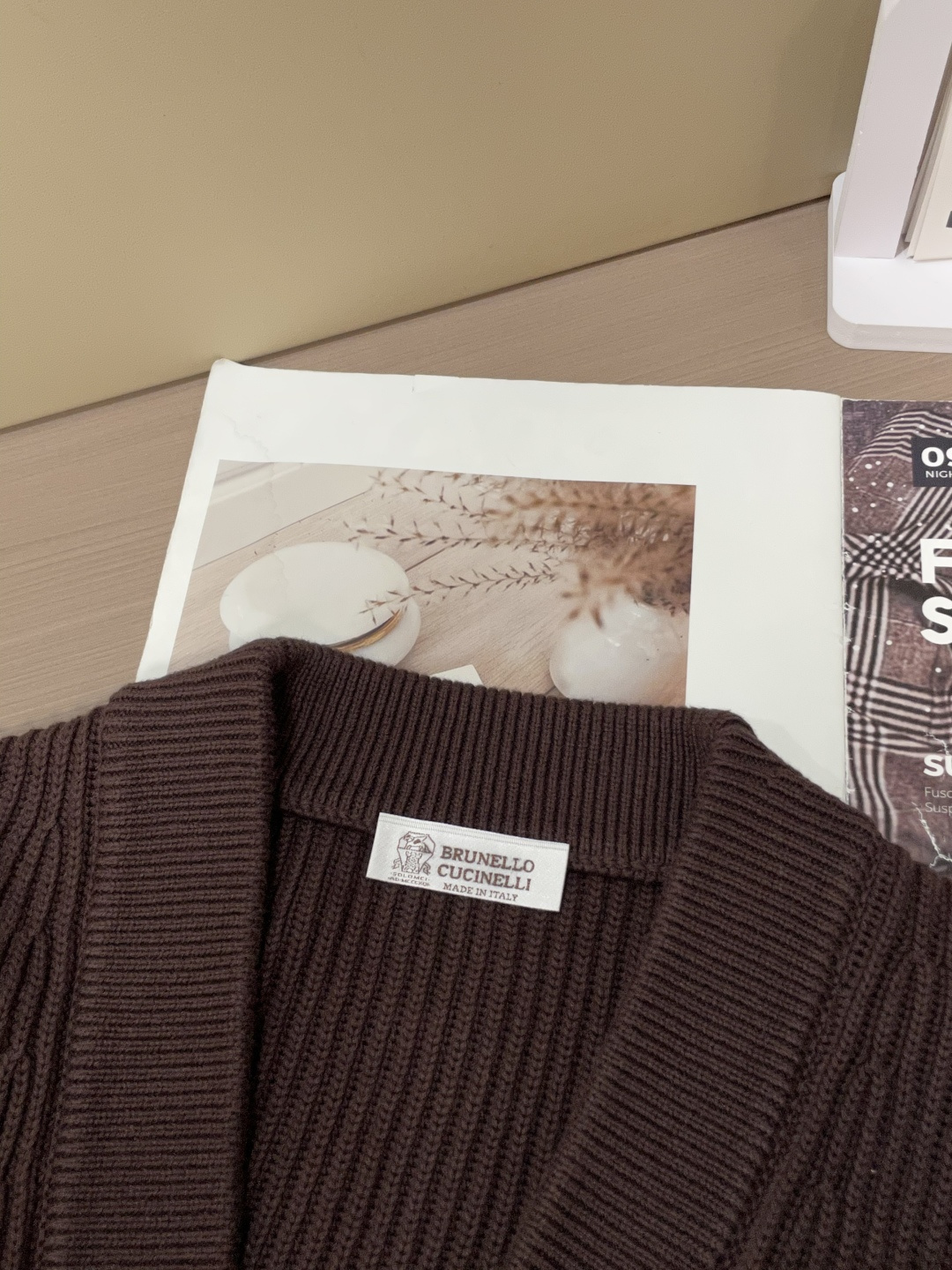 BC家 2025秋冬最新经典绣标男士加厚开衫毛衣，立体坑条纹理自带温润质感，利落V领衬得颈部线条更修长，