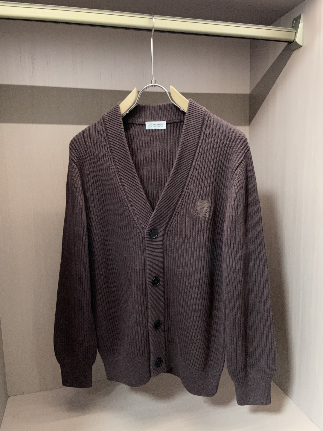 BC家 2025秋冬最新经典绣标男士加厚开衫毛衣，立体坑条纹理自带温润质感，利落V领衬得颈部线条更修长，