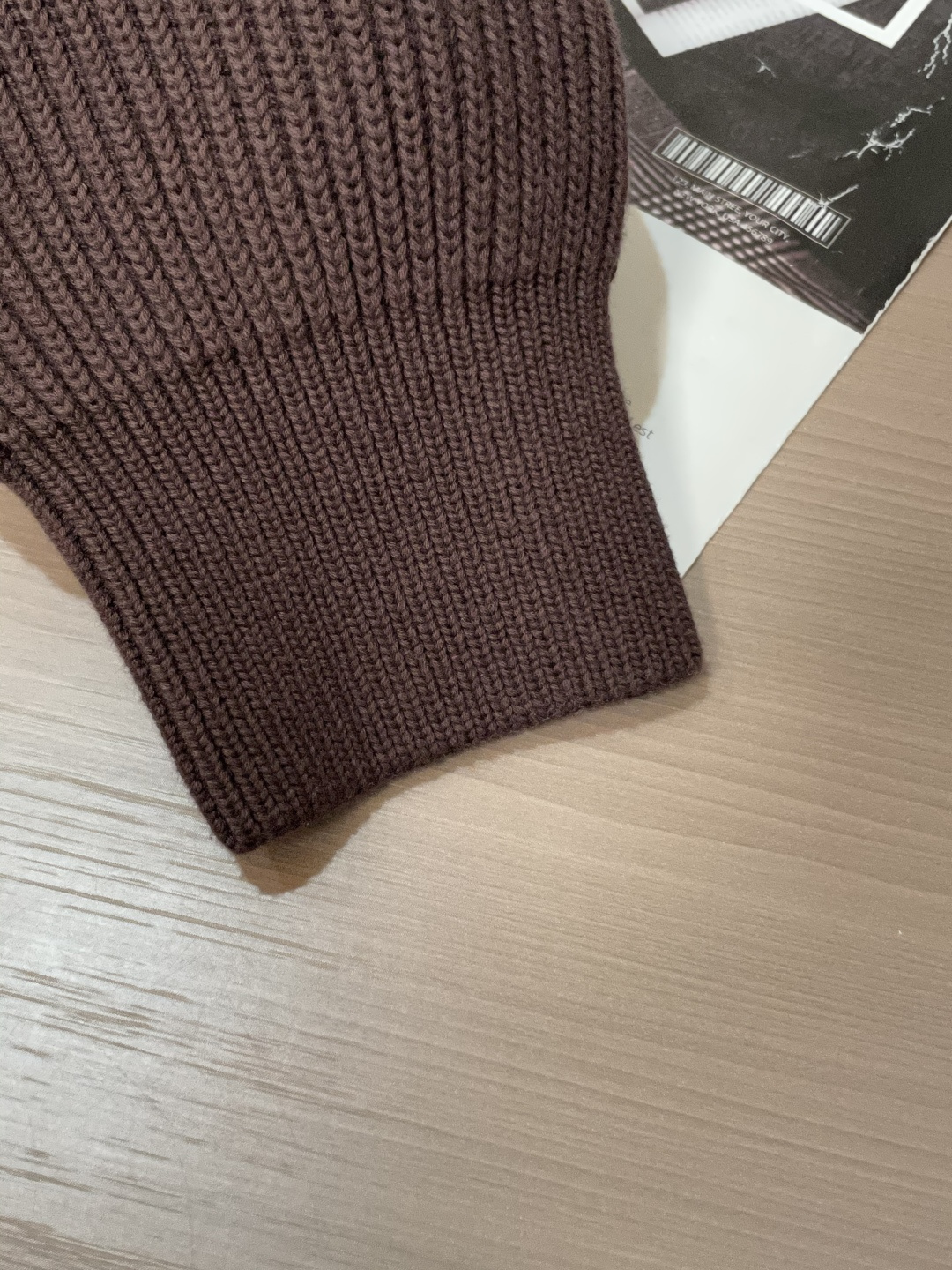 BC家 2025秋冬最新经典绣标男士加厚开衫毛衣，立体坑条纹理自带温润质感，利落V领衬得颈部线条更修长，