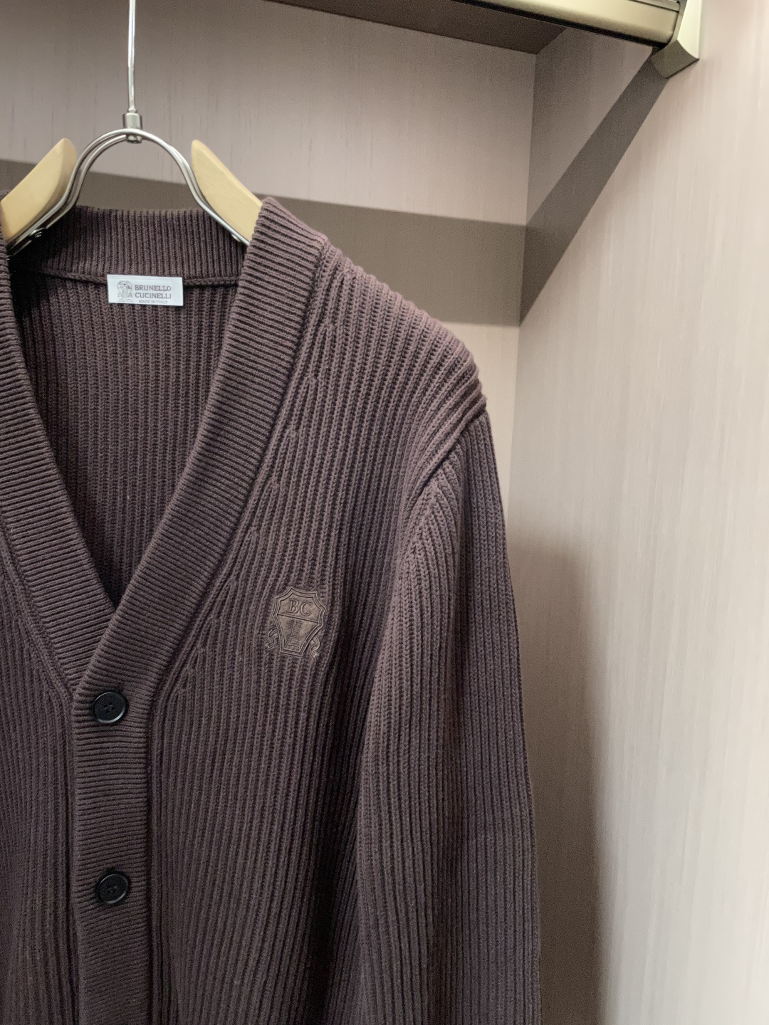 BC家 2025秋冬最新经典绣标男士加厚开衫毛衣，立体坑条纹理自带温润质感，利落V领衬得颈部线条更修长，