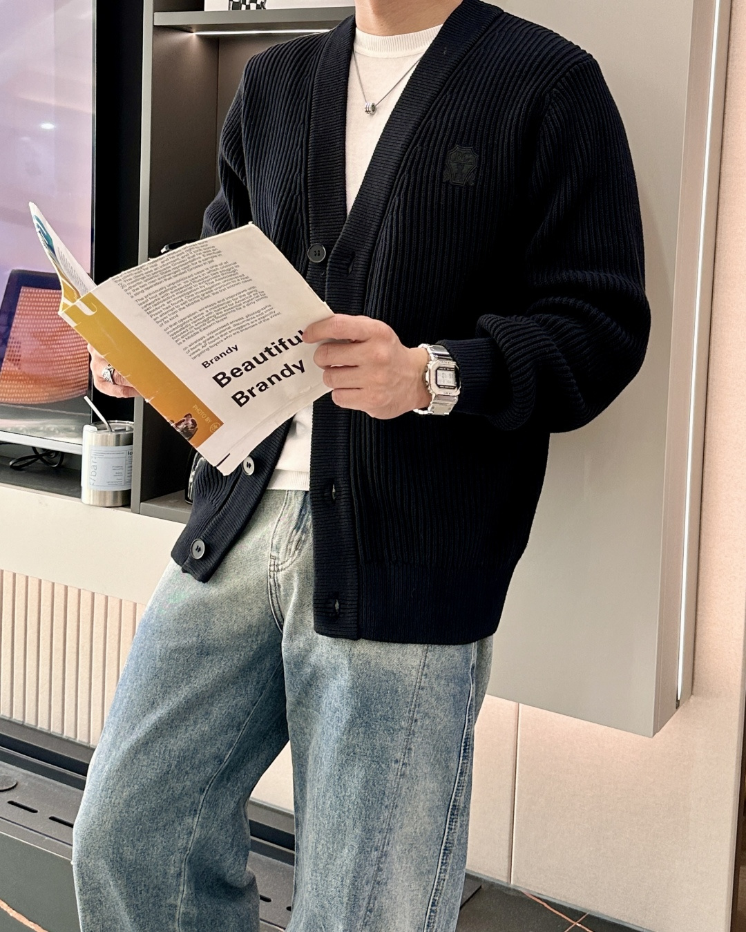 BC家 2025秋冬最新经典绣标男士加厚开衫毛衣，立体坑条纹理自带温润质感，利落V领衬得颈部线条更修长，