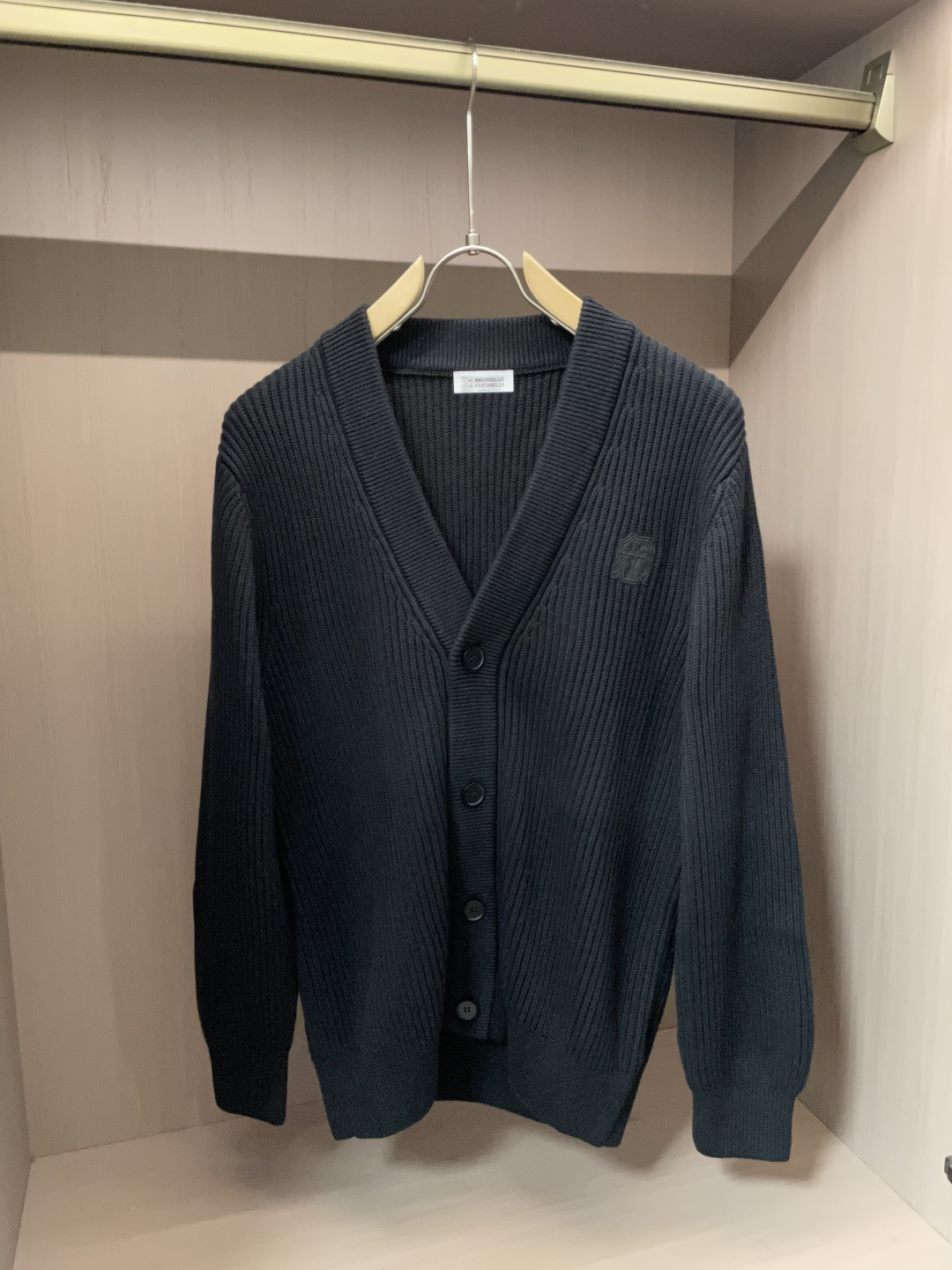 BC家 2025秋冬最新经典绣标男士加厚开衫毛衣，立体坑条纹理自带温润质感，利落V领衬得颈部线条更修长，