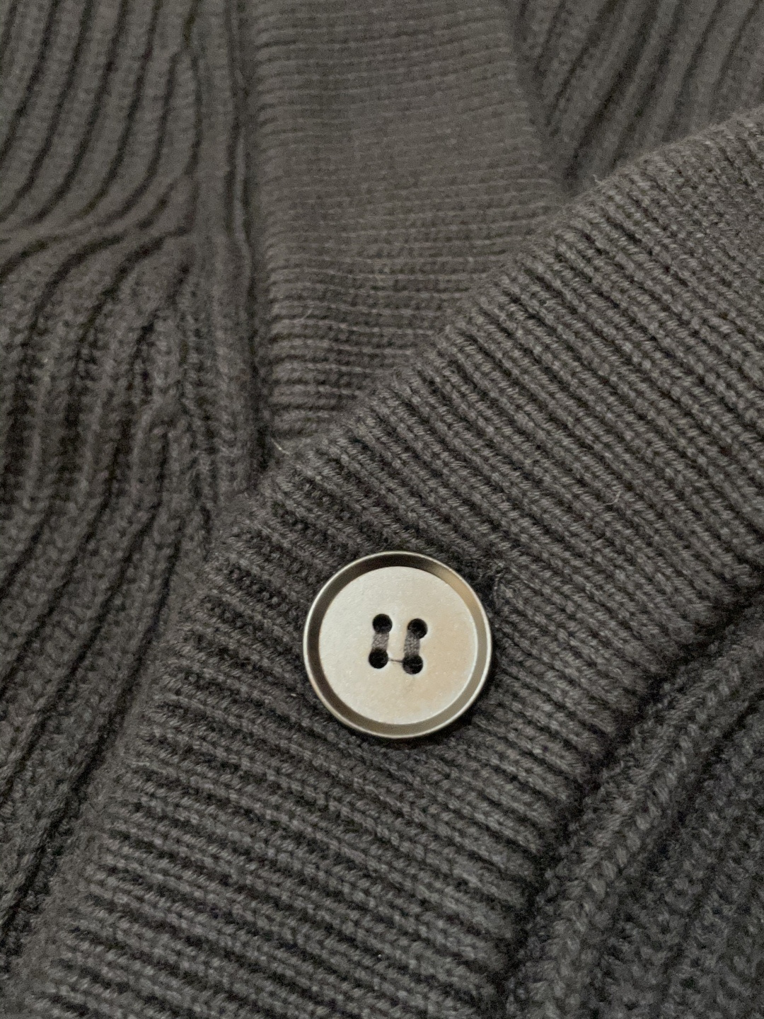 BC家 2025秋冬最新经典绣标男士加厚开衫毛衣，立体坑条纹理自带温润质感，利落V领衬得颈部线条更修长，