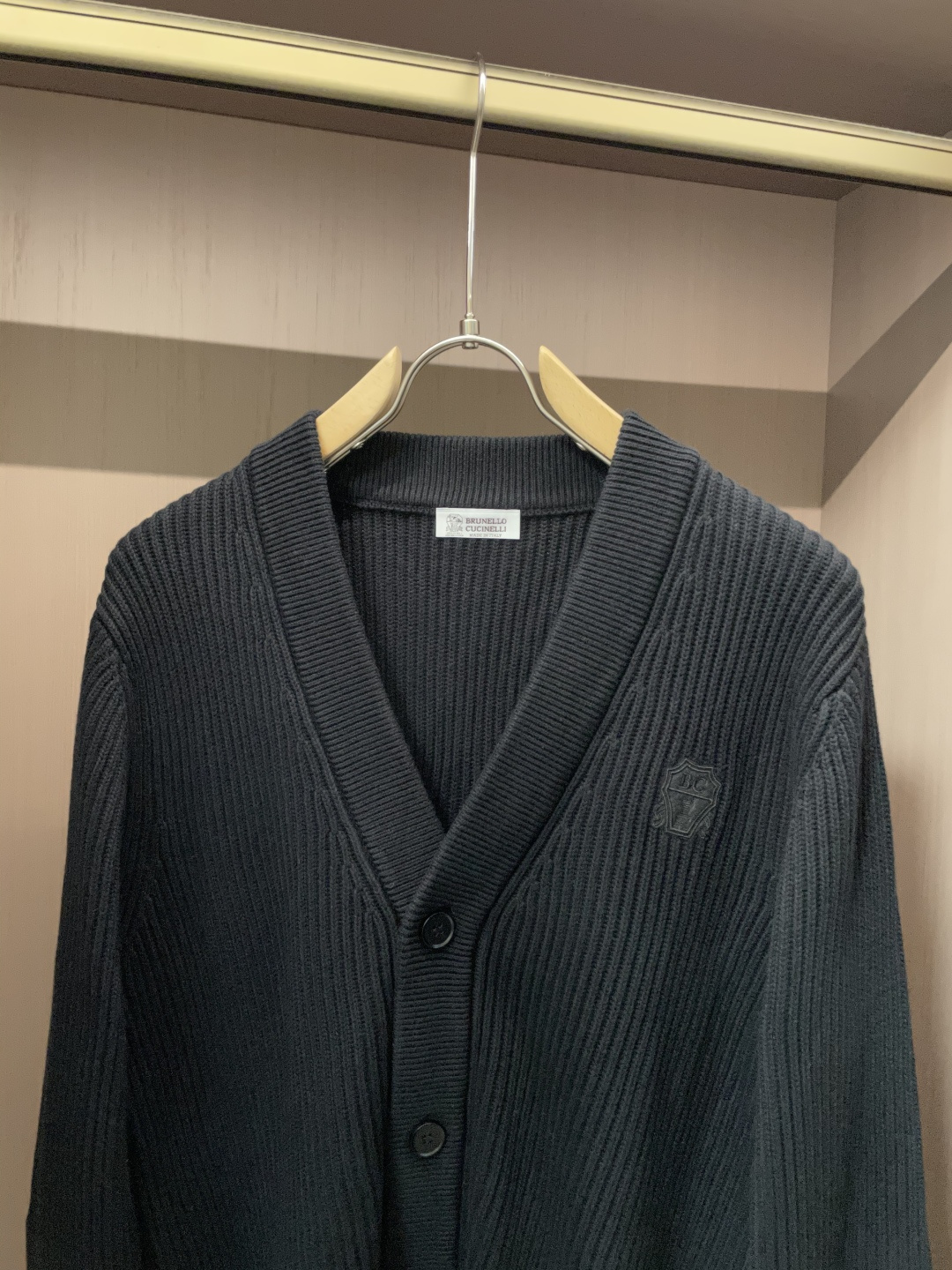 BC家 2025秋冬最新经典绣标男士加厚开衫毛衣，立体坑条纹理自带温润质感，利落V领衬得颈部线条更修长，